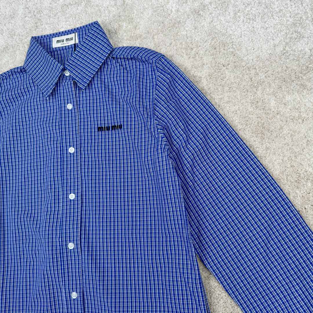 图片[6]-＃GD广顶 MIU MIU SS24 缪缪格纹字母刺绣落肩单排扣长袖衬衫 宝石蓝 面料采用40支加厚天丝混纺面料，非常昂贵比常规衬衫更厚更有质感、市面版本均比我们这个薄一倍，单价差了一半，纽扣采用天然贝母纽扣，绣花为日本百联达刺绣、此款袖口为散口设计并非瑕疵！内里所有细节全部无缝包股、工价非常高昂，品质完美！此款不挑男女做了6个尺码、适合全部人群！尺码：36 38 40 42 44 46-选品中心