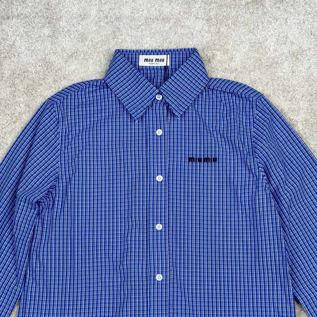 图片[5]-＃GD广顶 MIU MIU SS24 缪缪格纹字母刺绣落肩单排扣长袖衬衫 宝石蓝 面料采用40支加厚天丝混纺面料，非常昂贵比常规衬衫更厚更有质感、市面版本均比我们这个薄一倍，单价差了一半，纽扣采用天然贝母纽扣，绣花为日本百联达刺绣、此款袖口为散口设计并非瑕疵！内里所有细节全部无缝包股、工价非常高昂，品质完美！此款不挑男女做了6个尺码、适合全部人群！尺码：36 38 40 42 44 46-选品中心