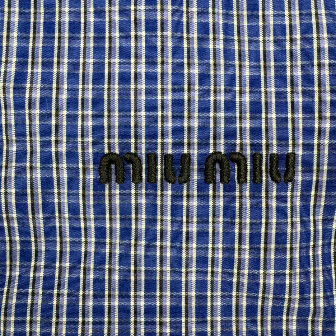 图片[13]-＃GD广顶 MIU MIU SS24 缪缪格纹字母刺绣落肩单排扣长袖衬衫 宝石蓝 面料采用40支加厚天丝混纺面料，非常昂贵比常规衬衫更厚更有质感、市面版本均比我们这个薄一倍，单价差了一半，纽扣采用天然贝母纽扣，绣花为日本百联达刺绣、此款袖口为散口设计并非瑕疵！内里所有细节全部无缝包股、工价非常高昂，品质完美！此款不挑男女做了6个尺码、适合全部人群！尺码：36 38 40 42 44 46-选品中心