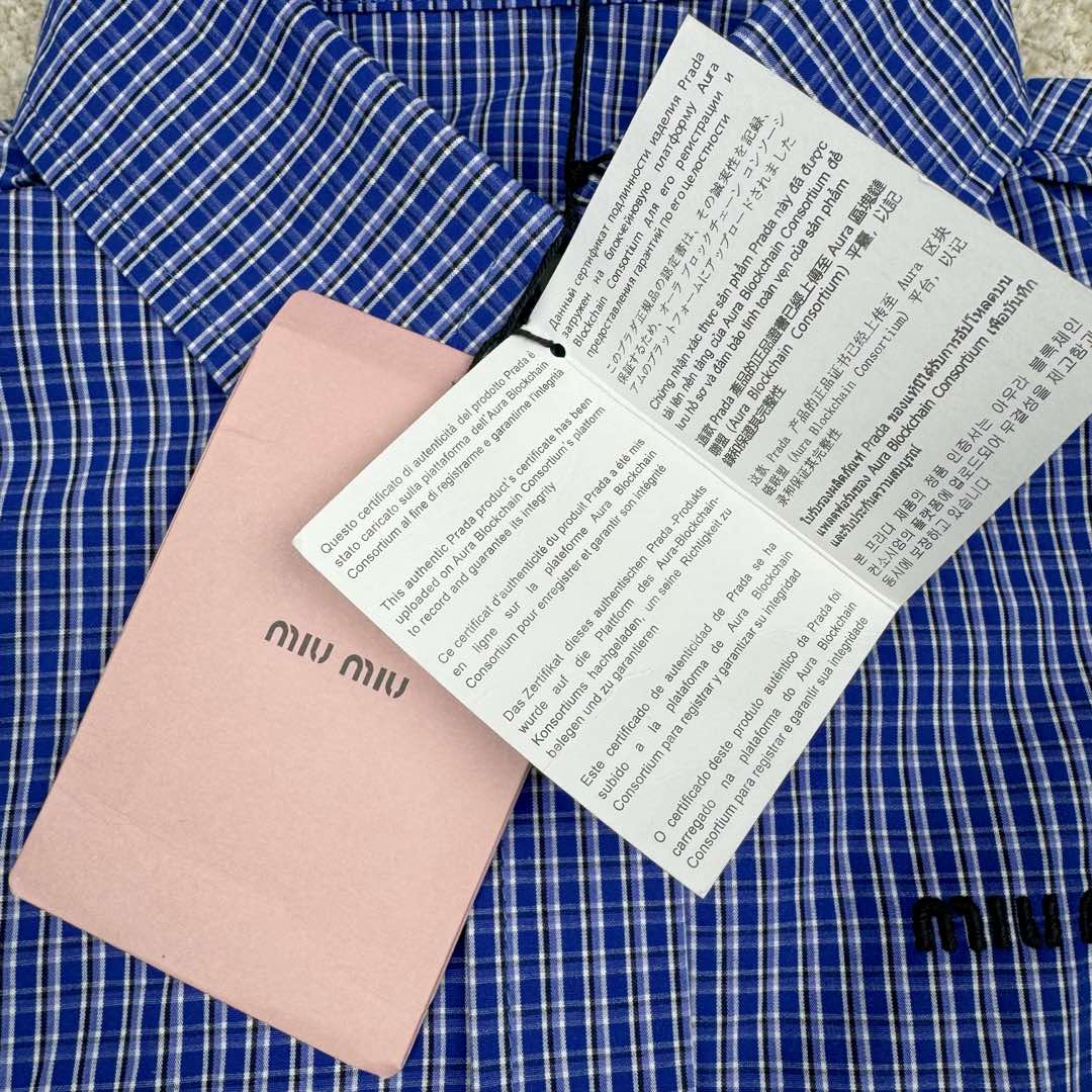 图片[12]-＃GD广顶 MIU MIU SS24 缪缪格纹字母刺绣落肩单排扣长袖衬衫 宝石蓝 面料采用40支加厚天丝混纺面料，非常昂贵比常规衬衫更厚更有质感、市面版本均比我们这个薄一倍，单价差了一半，纽扣采用天然贝母纽扣，绣花为日本百联达刺绣、此款袖口为散口设计并非瑕疵！内里所有细节全部无缝包股、工价非常高昂，品质完美！此款不挑男女做了6个尺码、适合全部人群！尺码：36 38 40 42 44 46-选品中心