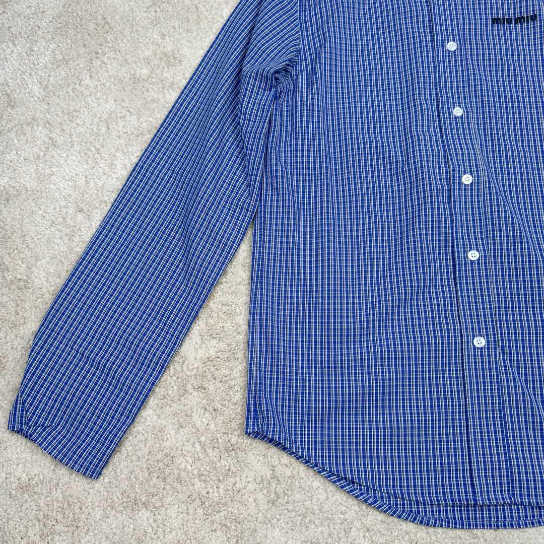 图片[8]-＃GD广顶 MIU MIU SS24 缪缪格纹字母刺绣落肩单排扣长袖衬衫 宝石蓝 面料采用40支加厚天丝混纺面料，非常昂贵比常规衬衫更厚更有质感、市面版本均比我们这个薄一倍，单价差了一半，纽扣采用天然贝母纽扣，绣花为日本百联达刺绣、此款袖口为散口设计并非瑕疵！内里所有细节全部无缝包股、工价非常高昂，品质完美！此款不挑男女做了6个尺码、适合全部人群！尺码：36 38 40 42 44 46-选品中心