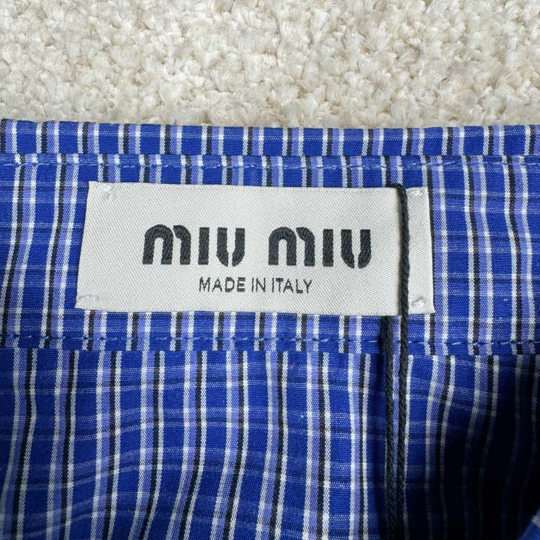 图片[11]-＃GD广顶 MIU MIU SS24 缪缪格纹字母刺绣落肩单排扣长袖衬衫 宝石蓝 面料采用40支加厚天丝混纺面料，非常昂贵比常规衬衫更厚更有质感、市面版本均比我们这个薄一倍，单价差了一半，纽扣采用天然贝母纽扣，绣花为日本百联达刺绣、此款袖口为散口设计并非瑕疵！内里所有细节全部无缝包股、工价非常高昂，品质完美！此款不挑男女做了6个尺码、适合全部人群！尺码：36 38 40 42 44 46-选品中心