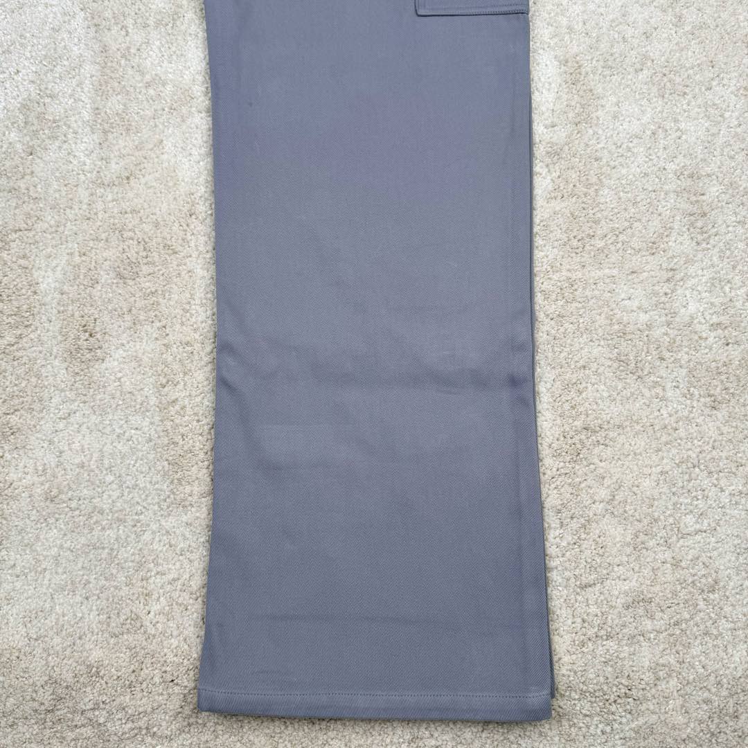 图片[17]-＃GD广顶 MIU MIU FW23 缪缪Logo刺绣阔腿拉链水洗工装牛仔裤 铁灰色 此款面料采用10支斜纹混纺面料，内里复合同色针织底部，相当于两种面料变成一层、费用翻倍（两种面料还需要分别染色，此款灰色很特殊市场无正确颜色）整件纽扣开模具2种大小模具（裤裆和腰口纽扣大小不同）内里侧缝埋夹不漏线，成品洗水股位效果完美！尺码：34 36 38 40 42-选品中心