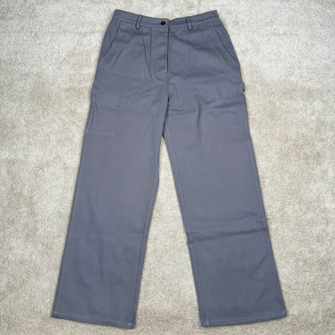 ＃GD广顶 MIU MIU FW23 缪缪Logo刺绣阔腿拉链水洗工装牛仔裤 铁灰色 此款面料采用10支斜纹混纺面料，内里复合同色针织底部，相当于两种面料变成一层、费用翻倍（两种面料还需要分别染色，此款灰色很特殊市场无正确颜色）整件纽扣开模具2种大小模具（裤裆和腰口纽扣大小不同）内里侧缝埋夹不漏线，成品洗水股位效果完美！尺码：34 36 38 40 42-选品中心