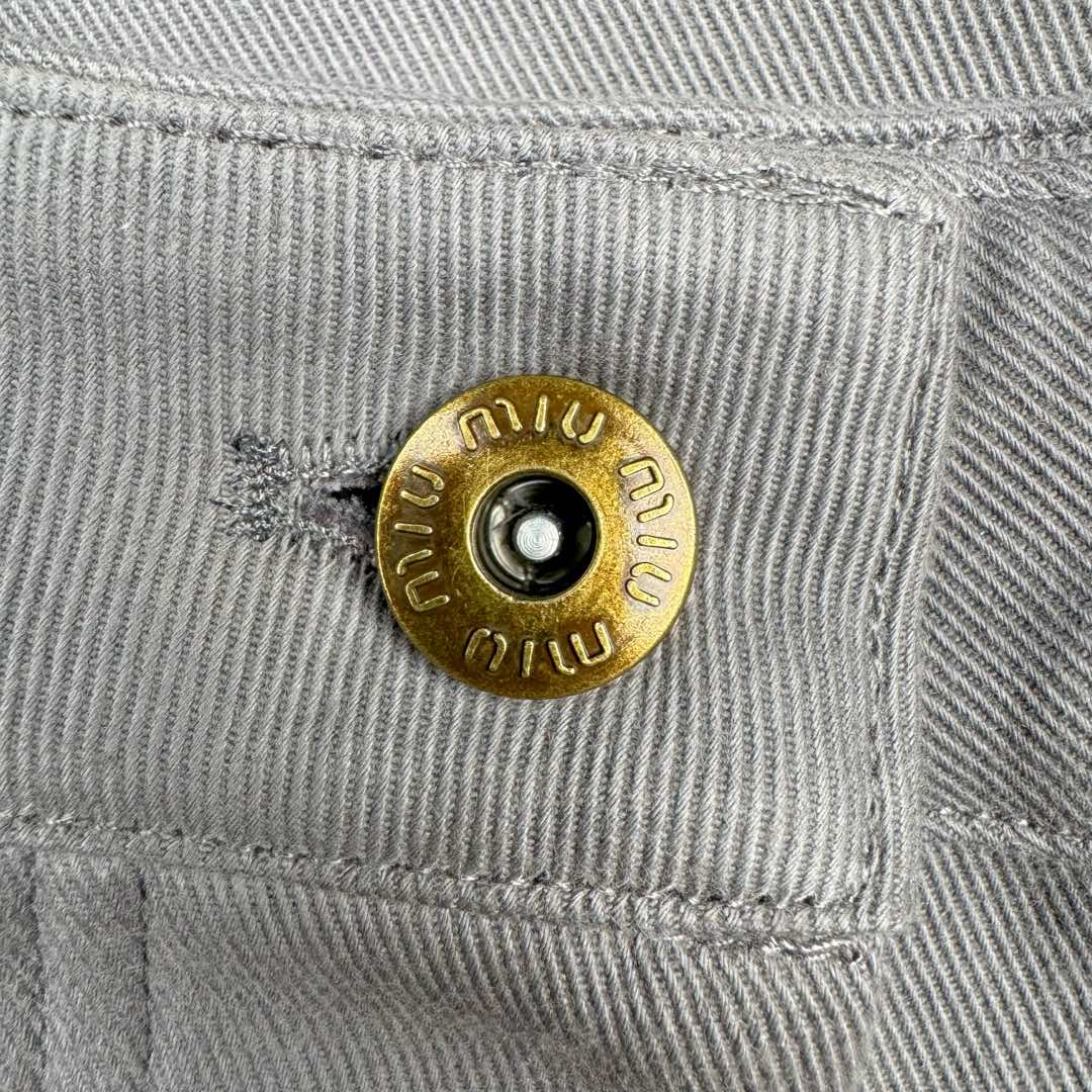 图片[19]-＃GD广顶 MIU MIU FW23 缪缪Logo刺绣阔腿拉链水洗工装牛仔裤 铁灰色 此款面料采用10支斜纹混纺面料，内里复合同色针织底部，相当于两种面料变成一层、费用翻倍（两种面料还需要分别染色，此款灰色很特殊市场无正确颜色）整件纽扣开模具2种大小模具（裤裆和腰口纽扣大小不同）内里侧缝埋夹不漏线，成品洗水股位效果完美！尺码：34 36 38 40 42-选品中心