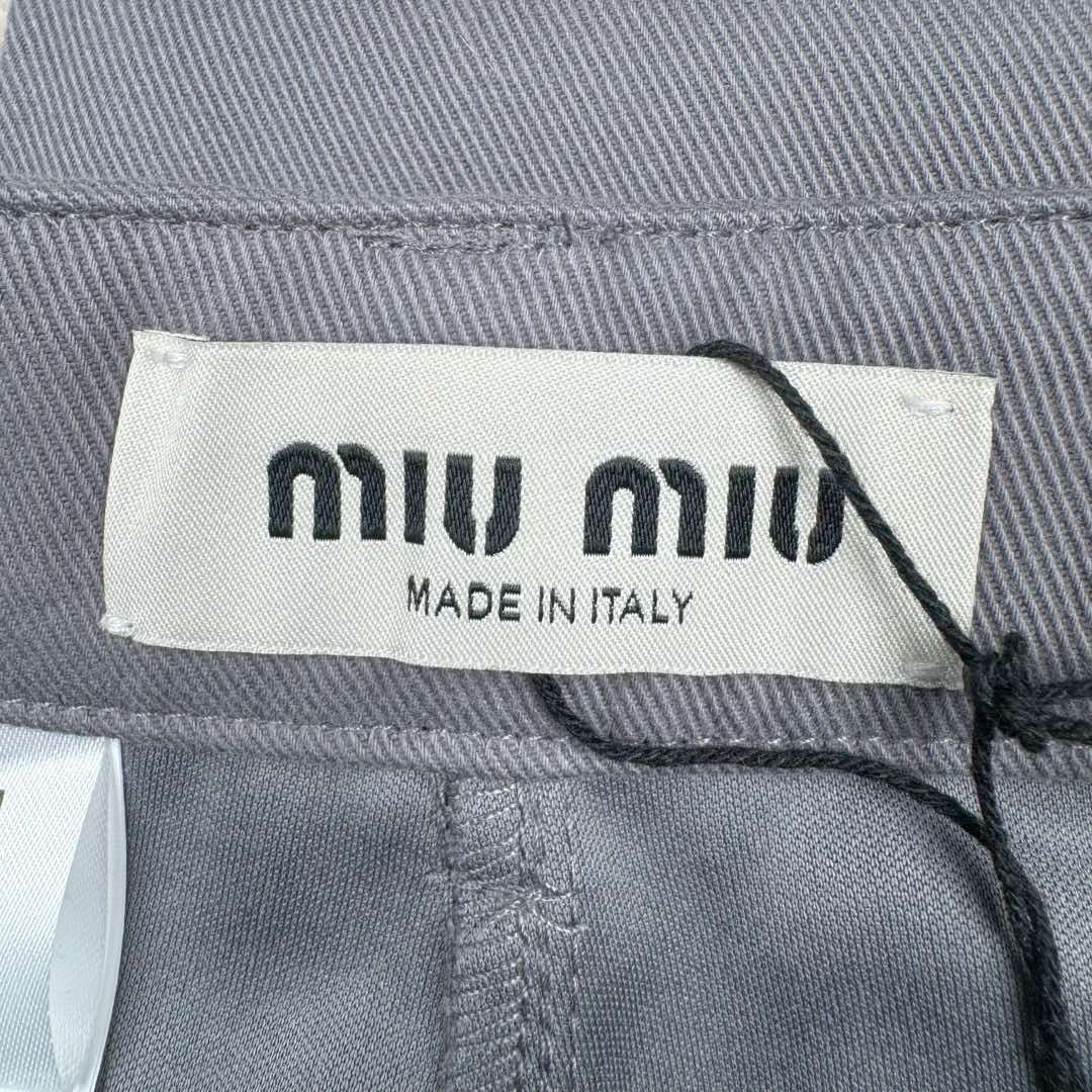 图片[14]-＃GD广顶 MIU MIU FW23 缪缪Logo刺绣阔腿拉链水洗工装牛仔裤 铁灰色 此款面料采用10支斜纹混纺面料，内里复合同色针织底部，相当于两种面料变成一层、费用翻倍（两种面料还需要分别染色，此款灰色很特殊市场无正确颜色）整件纽扣开模具2种大小模具（裤裆和腰口纽扣大小不同）内里侧缝埋夹不漏线，成品洗水股位效果完美！尺码：34 36 38 40 42-选品中心