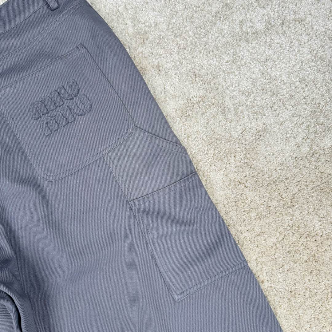 图片[9]-＃GD广顶 MIU MIU FW23 缪缪Logo刺绣阔腿拉链水洗工装牛仔裤 铁灰色 此款面料采用10支斜纹混纺面料，内里复合同色针织底部，相当于两种面料变成一层、费用翻倍（两种面料还需要分别染色，此款灰色很特殊市场无正确颜色）整件纽扣开模具2种大小模具（裤裆和腰口纽扣大小不同）内里侧缝埋夹不漏线，成品洗水股位效果完美！尺码：34 36 38 40 42-选品中心