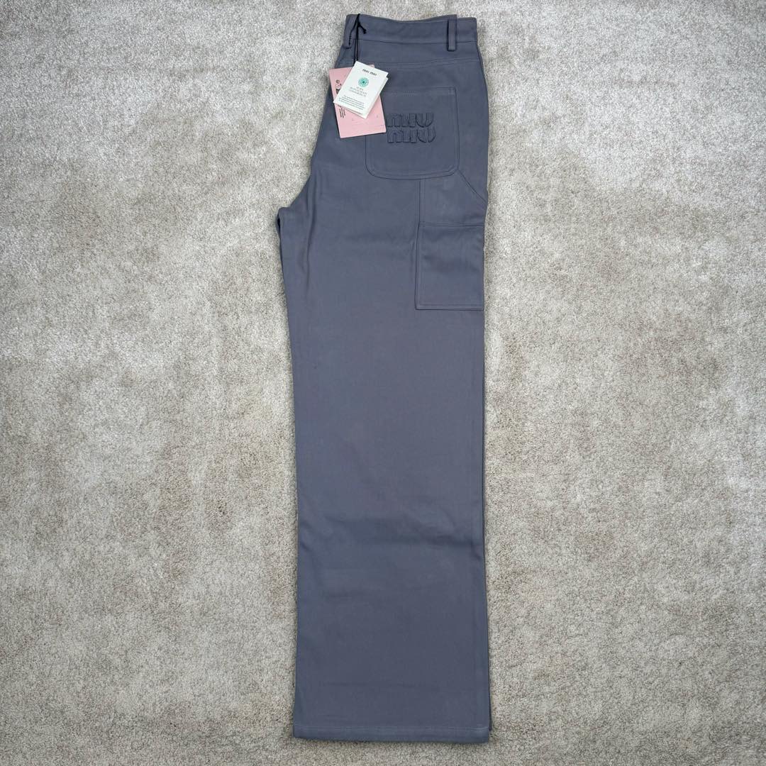 图片[3]-＃GD广顶 MIU MIU FW23 缪缪Logo刺绣阔腿拉链水洗工装牛仔裤 铁灰色 此款面料采用10支斜纹混纺面料，内里复合同色针织底部，相当于两种面料变成一层、费用翻倍（两种面料还需要分别染色，此款灰色很特殊市场无正确颜色）整件纽扣开模具2种大小模具（裤裆和腰口纽扣大小不同）内里侧缝埋夹不漏线，成品洗水股位效果完美！尺码：34 36 38 40 42-选品中心
