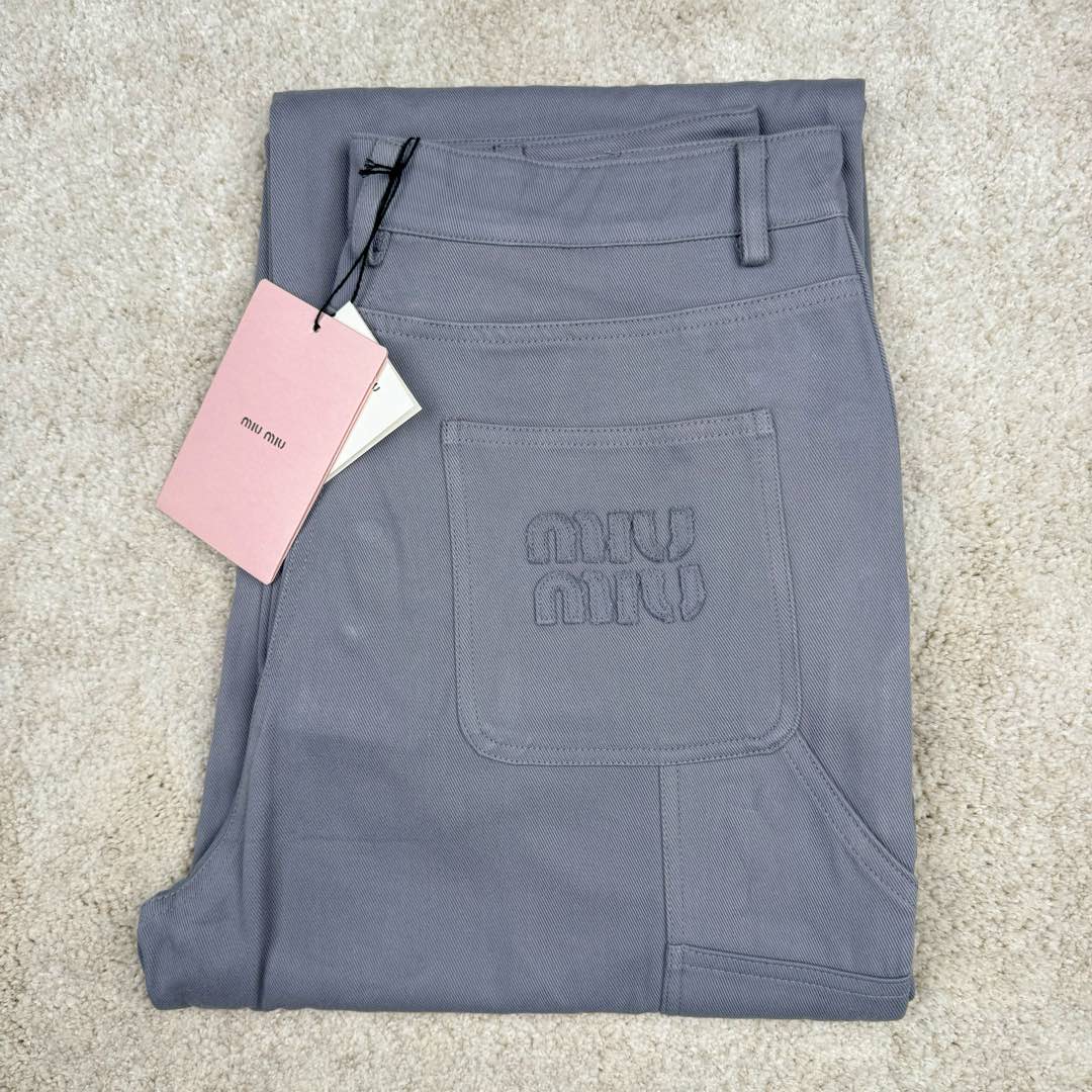 图片[5]-＃GD广顶 MIU MIU FW23 缪缪Logo刺绣阔腿拉链水洗工装牛仔裤 铁灰色 此款面料采用10支斜纹混纺面料，内里复合同色针织底部，相当于两种面料变成一层、费用翻倍（两种面料还需要分别染色，此款灰色很特殊市场无正确颜色）整件纽扣开模具2种大小模具（裤裆和腰口纽扣大小不同）内里侧缝埋夹不漏线，成品洗水股位效果完美！尺码：34 36 38 40 42-选品中心