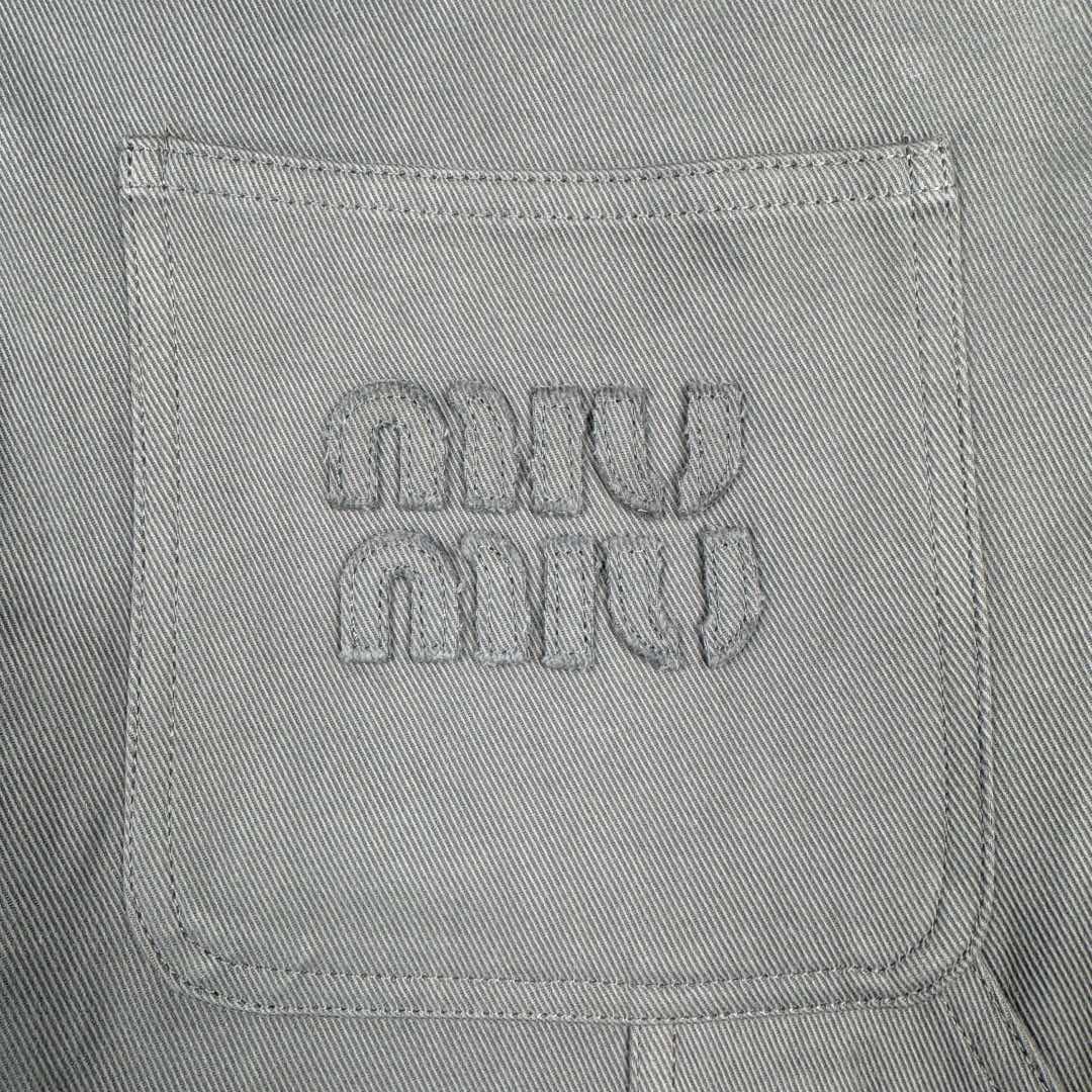 图片[18]-＃GD广顶 MIU MIU FW23 缪缪Logo刺绣阔腿拉链水洗工装牛仔裤 铁灰色 此款面料采用10支斜纹混纺面料，内里复合同色针织底部，相当于两种面料变成一层、费用翻倍（两种面料还需要分别染色，此款灰色很特殊市场无正确颜色）整件纽扣开模具2种大小模具（裤裆和腰口纽扣大小不同）内里侧缝埋夹不漏线，成品洗水股位效果完美！尺码：34 36 38 40 42-选品中心