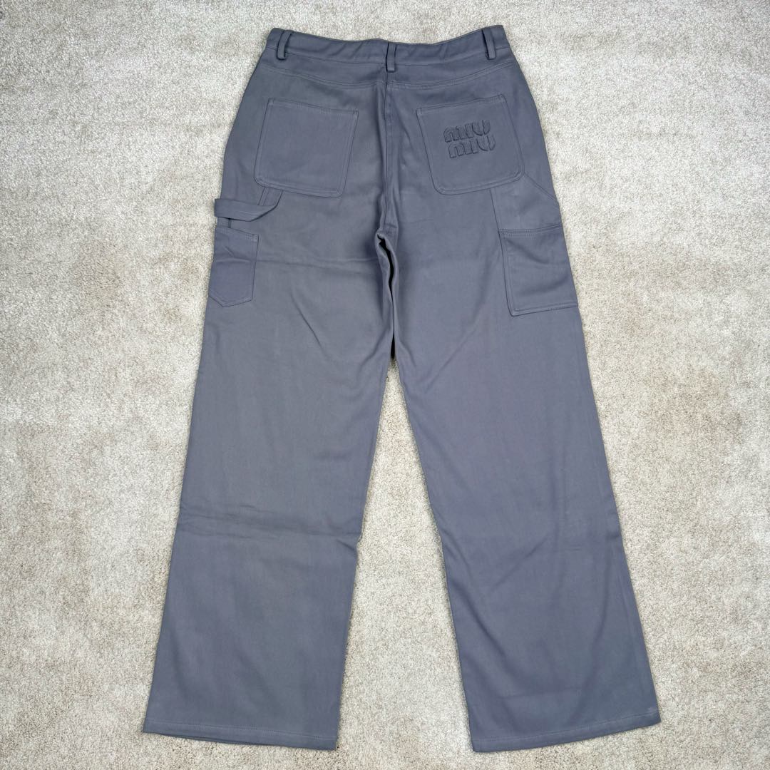 图片[2]-＃GD广顶 MIU MIU FW23 缪缪Logo刺绣阔腿拉链水洗工装牛仔裤 铁灰色 此款面料采用10支斜纹混纺面料，内里复合同色针织底部，相当于两种面料变成一层、费用翻倍（两种面料还需要分别染色，此款灰色很特殊市场无正确颜色）整件纽扣开模具2种大小模具（裤裆和腰口纽扣大小不同）内里侧缝埋夹不漏线，成品洗水股位效果完美！尺码：34 36 38 40 42-选品中心