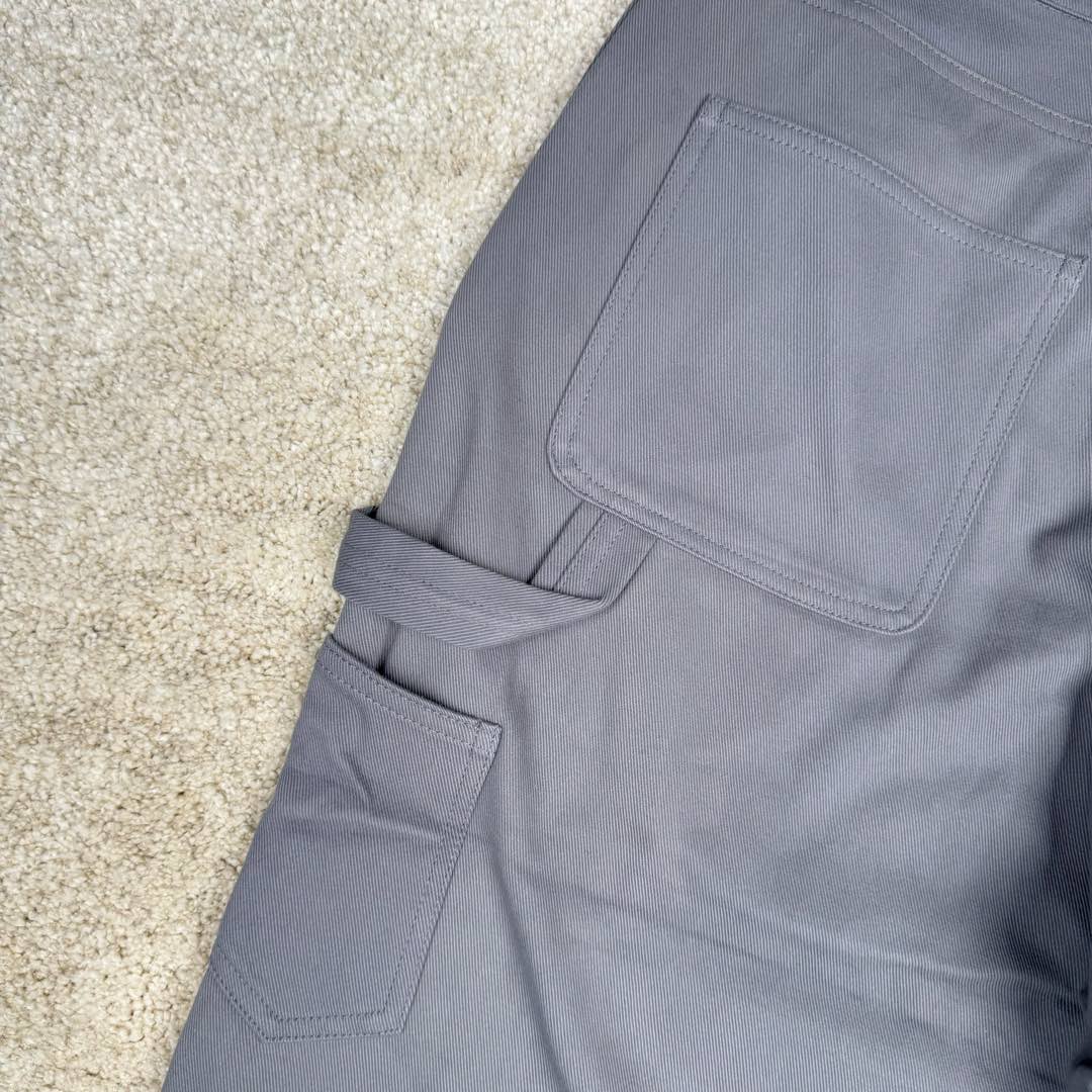 图片[11]-＃GD广顶 MIU MIU FW23 缪缪Logo刺绣阔腿拉链水洗工装牛仔裤 铁灰色 此款面料采用10支斜纹混纺面料，内里复合同色针织底部，相当于两种面料变成一层、费用翻倍（两种面料还需要分别染色，此款灰色很特殊市场无正确颜色）整件纽扣开模具2种大小模具（裤裆和腰口纽扣大小不同）内里侧缝埋夹不漏线，成品洗水股位效果完美！尺码：34 36 38 40 42-选品中心