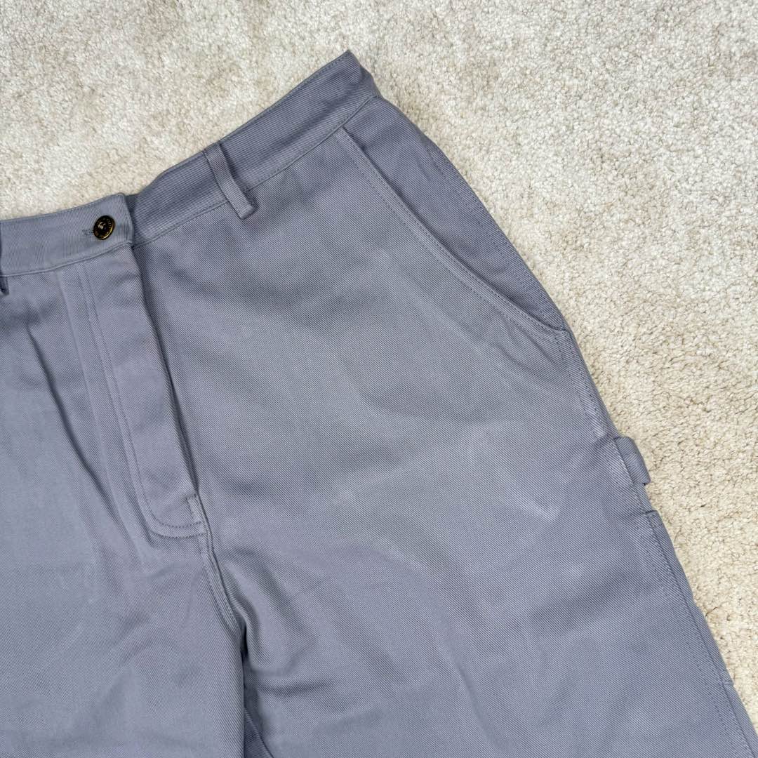 图片[7]-＃GD广顶 MIU MIU FW23 缪缪Logo刺绣阔腿拉链水洗工装牛仔裤 铁灰色 此款面料采用10支斜纹混纺面料，内里复合同色针织底部，相当于两种面料变成一层、费用翻倍（两种面料还需要分别染色，此款灰色很特殊市场无正确颜色）整件纽扣开模具2种大小模具（裤裆和腰口纽扣大小不同）内里侧缝埋夹不漏线，成品洗水股位效果完美！尺码：34 36 38 40 42-选品中心