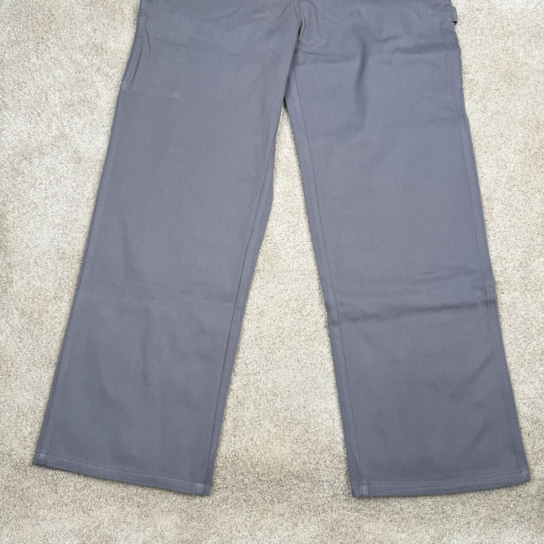 图片[10]-＃GD广顶 MIU MIU FW23 缪缪Logo刺绣阔腿拉链水洗工装牛仔裤 铁灰色 此款面料采用10支斜纹混纺面料，内里复合同色针织底部，相当于两种面料变成一层、费用翻倍（两种面料还需要分别染色，此款灰色很特殊市场无正确颜色）整件纽扣开模具2种大小模具（裤裆和腰口纽扣大小不同）内里侧缝埋夹不漏线，成品洗水股位效果完美！尺码：34 36 38 40 42-选品中心