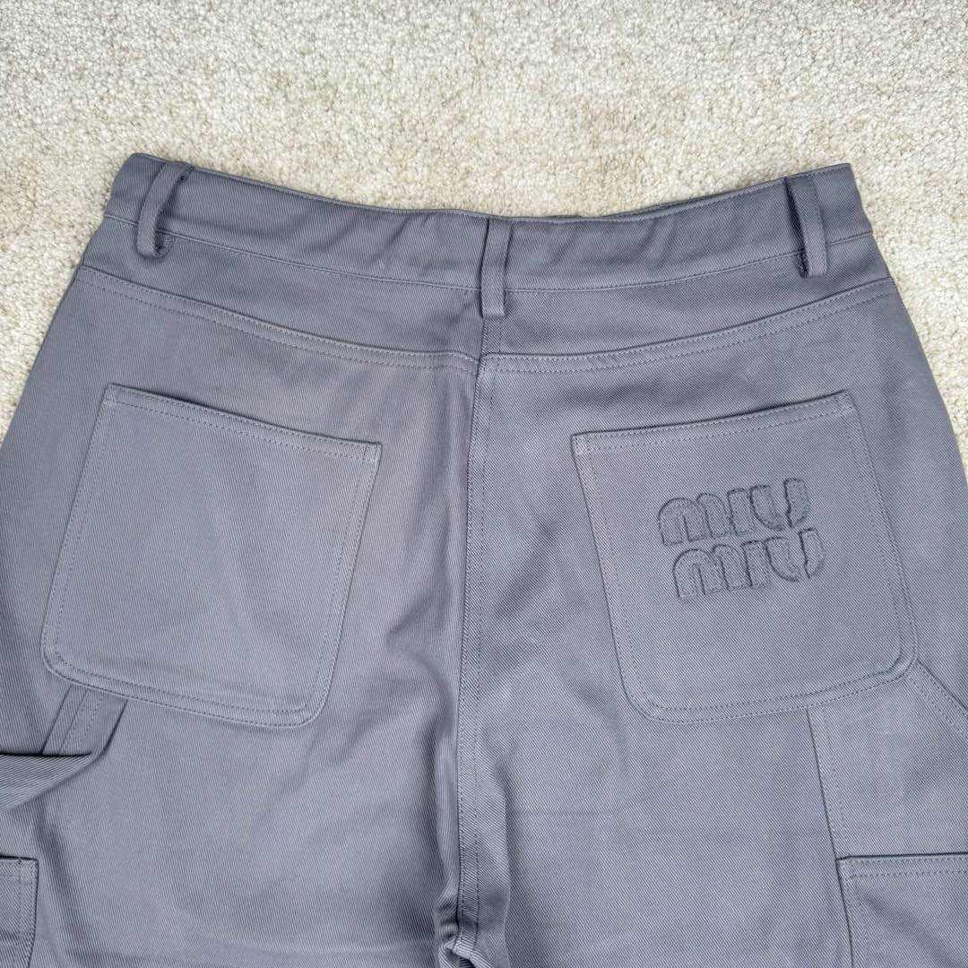 图片[6]-＃GD广顶 MIU MIU FW23 缪缪Logo刺绣阔腿拉链水洗工装牛仔裤 铁灰色 此款面料采用10支斜纹混纺面料，内里复合同色针织底部，相当于两种面料变成一层、费用翻倍（两种面料还需要分别染色，此款灰色很特殊市场无正确颜色）整件纽扣开模具2种大小模具（裤裆和腰口纽扣大小不同）内里侧缝埋夹不漏线，成品洗水股位效果完美！尺码：34 36 38 40 42-选品中心