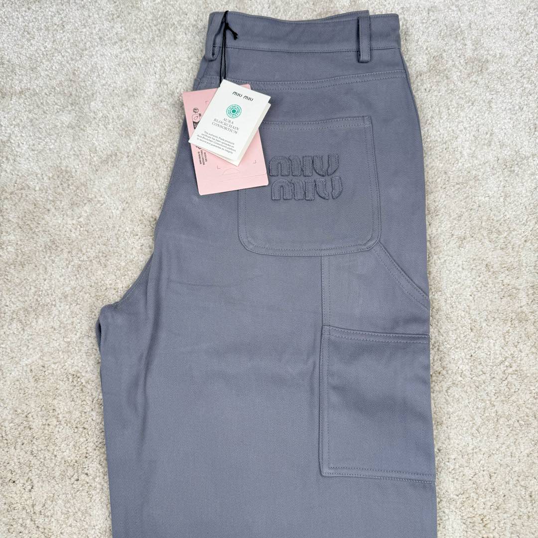 图片[12]-＃GD广顶 MIU MIU FW23 缪缪Logo刺绣阔腿拉链水洗工装牛仔裤 铁灰色 此款面料采用10支斜纹混纺面料，内里复合同色针织底部，相当于两种面料变成一层、费用翻倍（两种面料还需要分别染色，此款灰色很特殊市场无正确颜色）整件纽扣开模具2种大小模具（裤裆和腰口纽扣大小不同）内里侧缝埋夹不漏线，成品洗水股位效果完美！尺码：34 36 38 40 42-选品中心