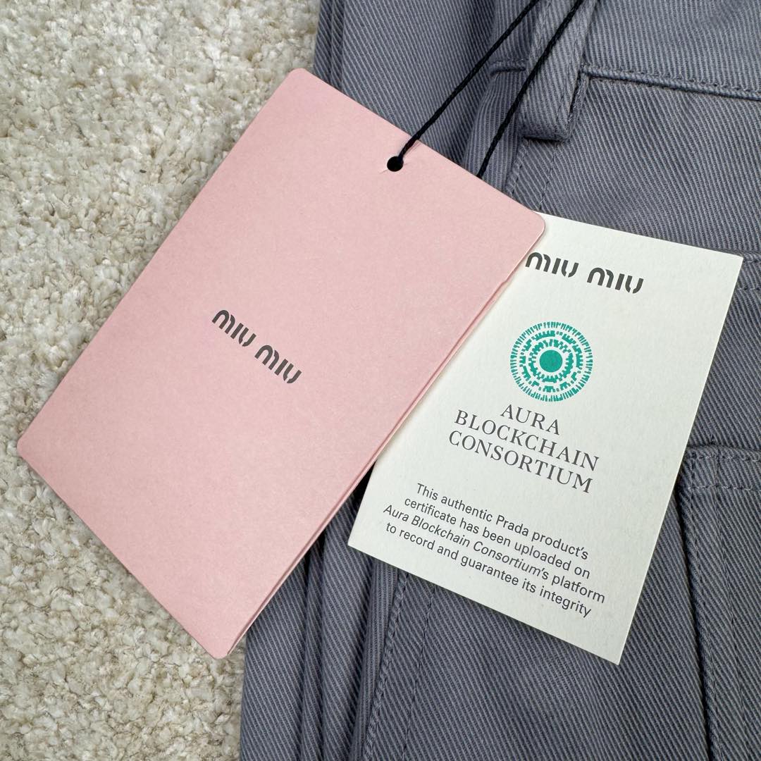 图片[15]-＃GD广顶 MIU MIU FW23 缪缪Logo刺绣阔腿拉链水洗工装牛仔裤 铁灰色 此款面料采用10支斜纹混纺面料，内里复合同色针织底部，相当于两种面料变成一层、费用翻倍（两种面料还需要分别染色，此款灰色很特殊市场无正确颜色）整件纽扣开模具2种大小模具（裤裆和腰口纽扣大小不同）内里侧缝埋夹不漏线，成品洗水股位效果完美！尺码：34 36 38 40 42-选品中心