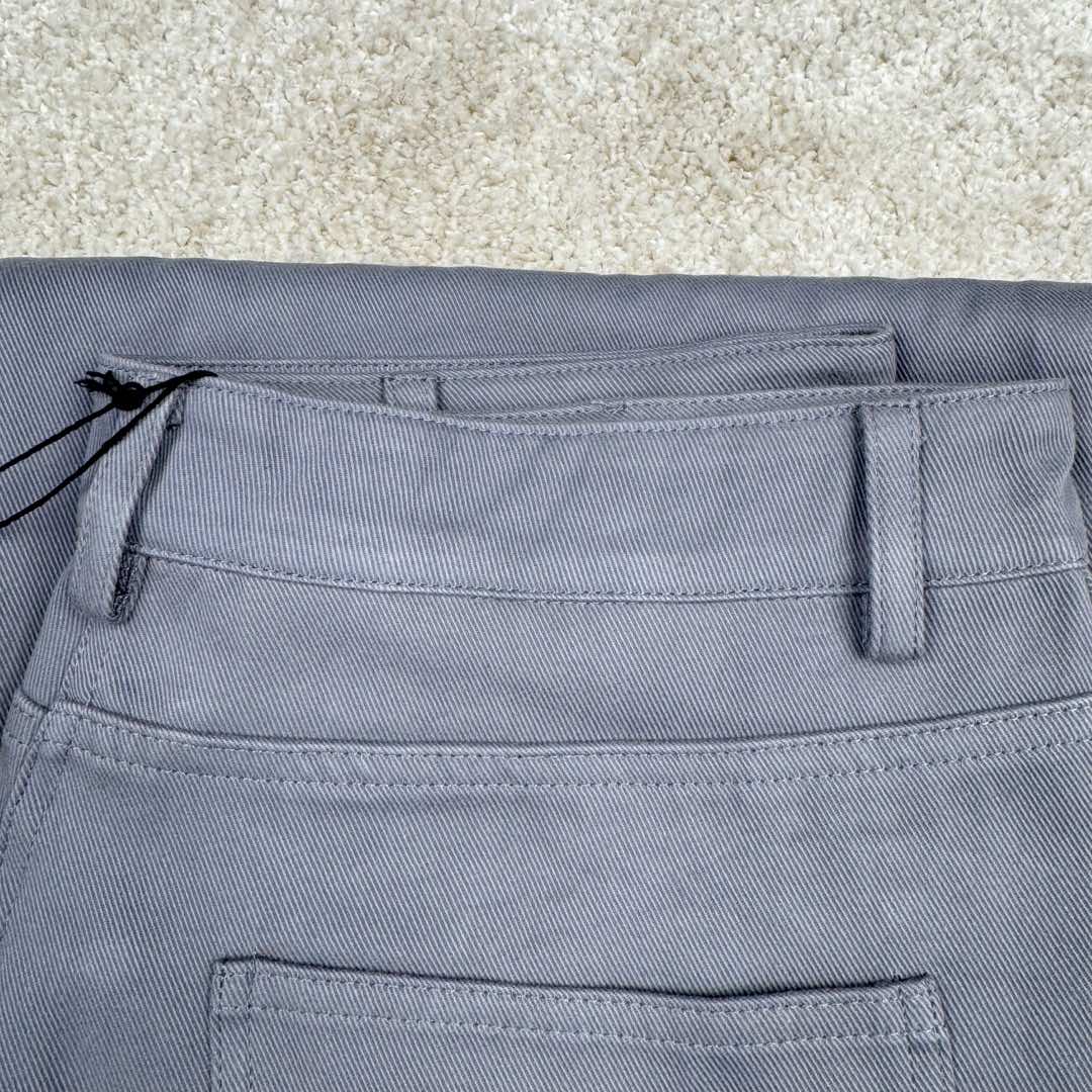 图片[13]-＃GD广顶 MIU MIU FW23 缪缪Logo刺绣阔腿拉链水洗工装牛仔裤 铁灰色 此款面料采用10支斜纹混纺面料，内里复合同色针织底部，相当于两种面料变成一层、费用翻倍（两种面料还需要分别染色，此款灰色很特殊市场无正确颜色）整件纽扣开模具2种大小模具（裤裆和腰口纽扣大小不同）内里侧缝埋夹不漏线，成品洗水股位效果完美！尺码：34 36 38 40 42-选品中心