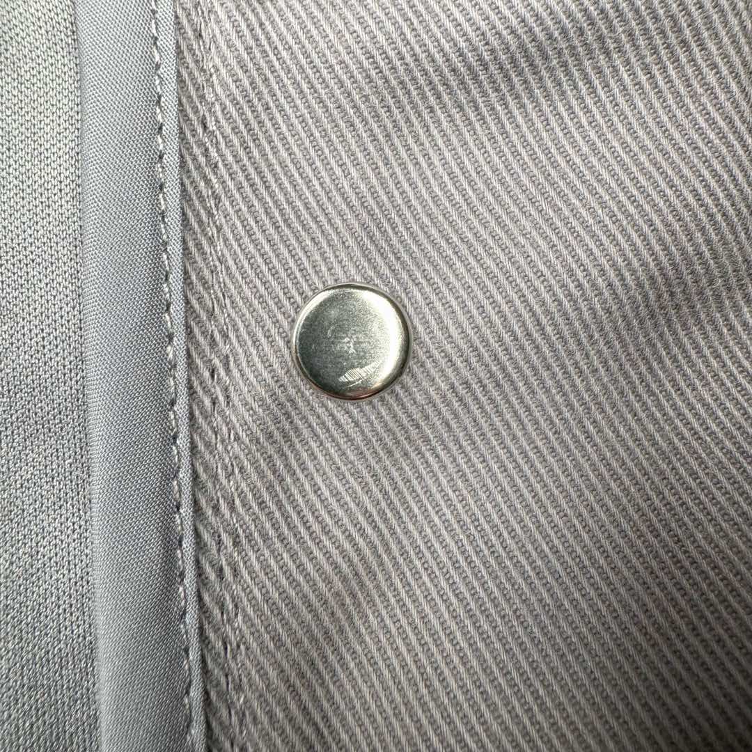 图片[20]-＃GD广顶 MIU MIU FW23 缪缪Logo刺绣阔腿拉链水洗工装牛仔裤 铁灰色 此款面料采用10支斜纹混纺面料，内里复合同色针织底部，相当于两种面料变成一层、费用翻倍（两种面料还需要分别染色，此款灰色很特殊市场无正确颜色）整件纽扣开模具2种大小模具（裤裆和腰口纽扣大小不同）内里侧缝埋夹不漏线，成品洗水股位效果完美！尺码：34 36 38 40 42-选品中心