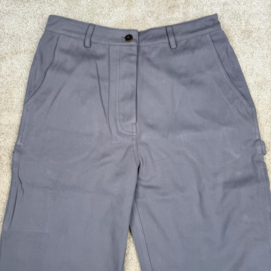 图片[4]-＃GD广顶 MIU MIU FW23 缪缪Logo刺绣阔腿拉链水洗工装牛仔裤 铁灰色 此款面料采用10支斜纹混纺面料，内里复合同色针织底部，相当于两种面料变成一层、费用翻倍（两种面料还需要分别染色，此款灰色很特殊市场无正确颜色）整件纽扣开模具2种大小模具（裤裆和腰口纽扣大小不同）内里侧缝埋夹不漏线，成品洗水股位效果完美！尺码：34 36 38 40 42-选品中心