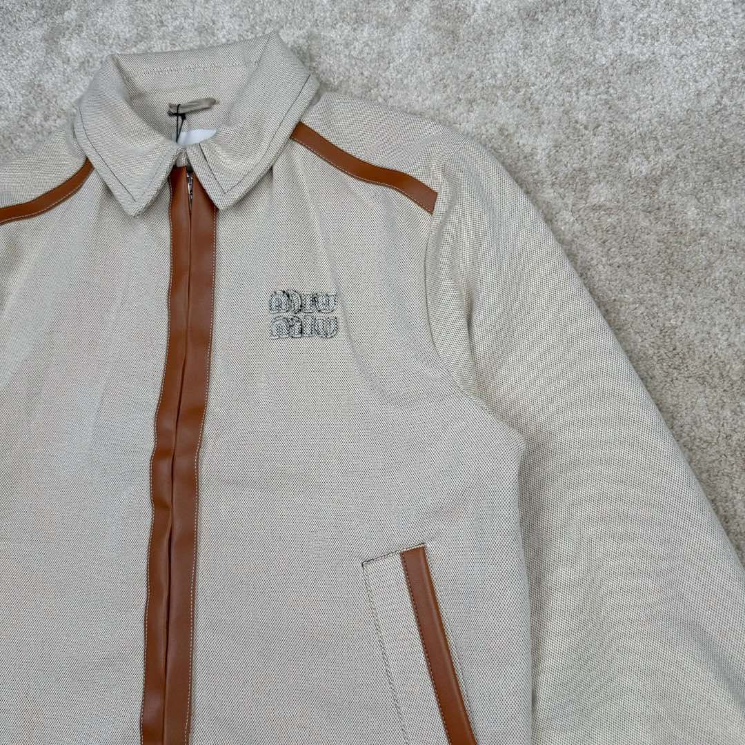 图片[5]-＃GD广顶 MIU MIU SS24 缪缪拼色字母刺绣拉链长袖夹克 米色 Miu Miu由Prada集团第三代掌门人Miuccia Prada于1992年在意大利米兰创立。它率性且充满实验风格，与Prada是同一设计理念的另一种表达方式，注重优雅精致且不乏趣味，将女性气质发挥到极致。通过成衣、皮具、眼镜、具备突破意义的广告大片，及有独特视角的女人的故事短片系列，使品牌呈现了现代女性的多面特质。尺码：36 38 40 42 44 46-选品中心