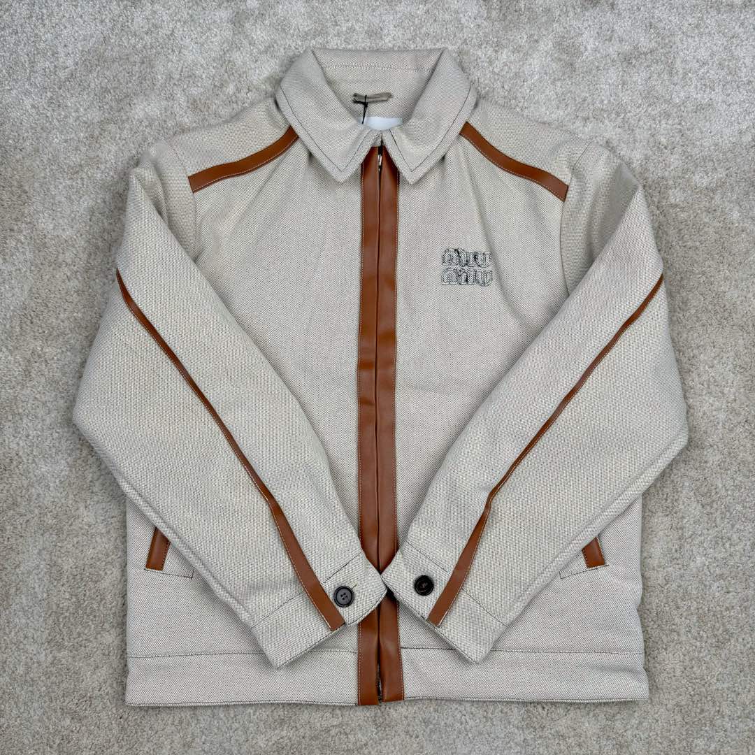 图片[2]-＃GD广顶 MIU MIU SS24 缪缪拼色字母刺绣拉链长袖夹克 米色 Miu Miu由Prada集团第三代掌门人Miuccia Prada于1992年在意大利米兰创立。它率性且充满实验风格，与Prada是同一设计理念的另一种表达方式，注重优雅精致且不乏趣味，将女性气质发挥到极致。通过成衣、皮具、眼镜、具备突破意义的广告大片，及有独特视角的女人的故事短片系列，使品牌呈现了现代女性的多面特质。尺码：36 38 40 42 44 46-选品中心