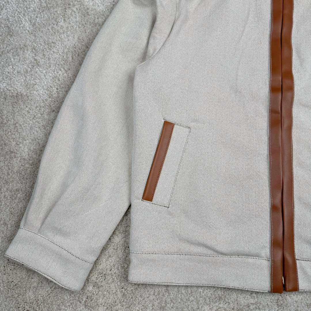 图片[6]-＃GD广顶 MIU MIU SS24 缪缪拼色字母刺绣拉链长袖夹克 米色 Miu Miu由Prada集团第三代掌门人Miuccia Prada于1992年在意大利米兰创立。它率性且充满实验风格，与Prada是同一设计理念的另一种表达方式，注重优雅精致且不乏趣味，将女性气质发挥到极致。通过成衣、皮具、眼镜、具备突破意义的广告大片，及有独特视角的女人的故事短片系列，使品牌呈现了现代女性的多面特质。尺码：36 38 40 42 44 46-选品中心