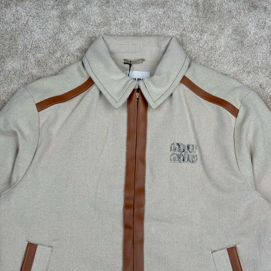图片[4]-＃GD广顶 MIU MIU SS24 缪缪拼色字母刺绣拉链长袖夹克 米色 Miu Miu由Prada集团第三代掌门人Miuccia Prada于1992年在意大利米兰创立。它率性且充满实验风格，与Prada是同一设计理念的另一种表达方式，注重优雅精致且不乏趣味，将女性气质发挥到极致。通过成衣、皮具、眼镜、具备突破意义的广告大片，及有独特视角的女人的故事短片系列，使品牌呈现了现代女性的多面特质。尺码：36 38 40 42 44 46-选品中心