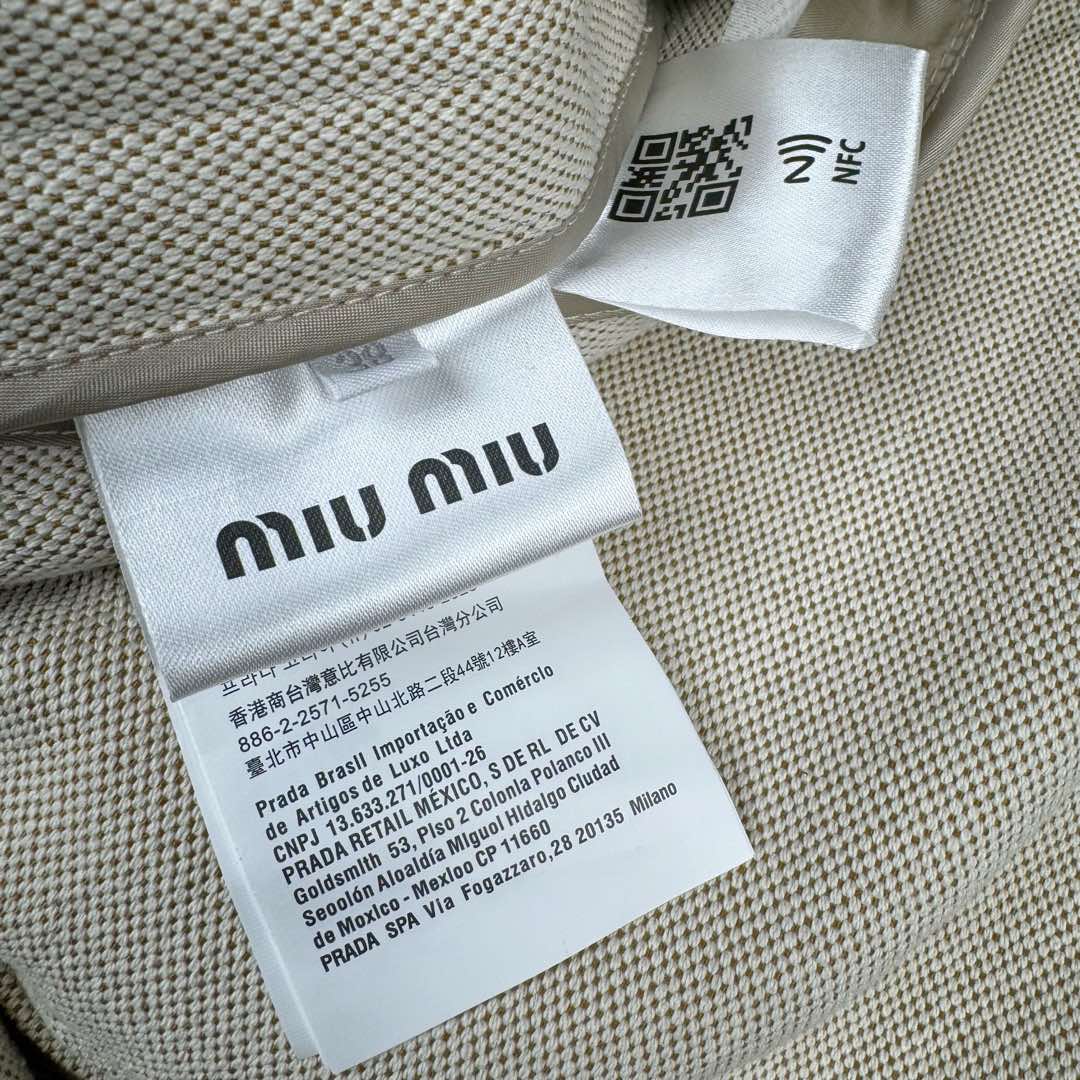 图片[10]-＃GD广顶 MIU MIU SS24 缪缪拼色字母刺绣拉链长袖夹克 米色 Miu Miu由Prada集团第三代掌门人Miuccia Prada于1992年在意大利米兰创立。它率性且充满实验风格，与Prada是同一设计理念的另一种表达方式，注重优雅精致且不乏趣味，将女性气质发挥到极致。通过成衣、皮具、眼镜、具备突破意义的广告大片，及有独特视角的女人的故事短片系列，使品牌呈现了现代女性的多面特质。尺码：36 38 40 42 44 46-选品中心