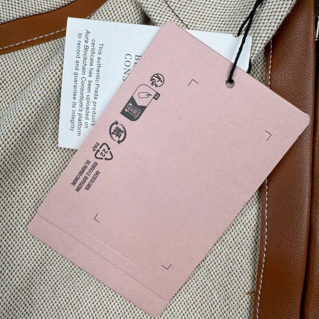 图片[12]-＃GD广顶 MIU MIU SS24 缪缪拼色字母刺绣拉链长袖夹克 米色 Miu Miu由Prada集团第三代掌门人Miuccia Prada于1992年在意大利米兰创立。它率性且充满实验风格，与Prada是同一设计理念的另一种表达方式，注重优雅精致且不乏趣味，将女性气质发挥到极致。通过成衣、皮具、眼镜、具备突破意义的广告大片，及有独特视角的女人的故事短片系列，使品牌呈现了现代女性的多面特质。尺码：36 38 40 42 44 46-选品中心