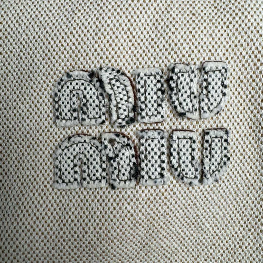 图片[11]-＃GD广顶 MIU MIU SS24 缪缪拼色字母刺绣拉链长袖夹克 米色 Miu Miu由Prada集团第三代掌门人Miuccia Prada于1992年在意大利米兰创立。它率性且充满实验风格，与Prada是同一设计理念的另一种表达方式，注重优雅精致且不乏趣味，将女性气质发挥到极致。通过成衣、皮具、眼镜、具备突破意义的广告大片，及有独特视角的女人的故事短片系列，使品牌呈现了现代女性的多面特质。尺码：36 38 40 42 44 46-选品中心