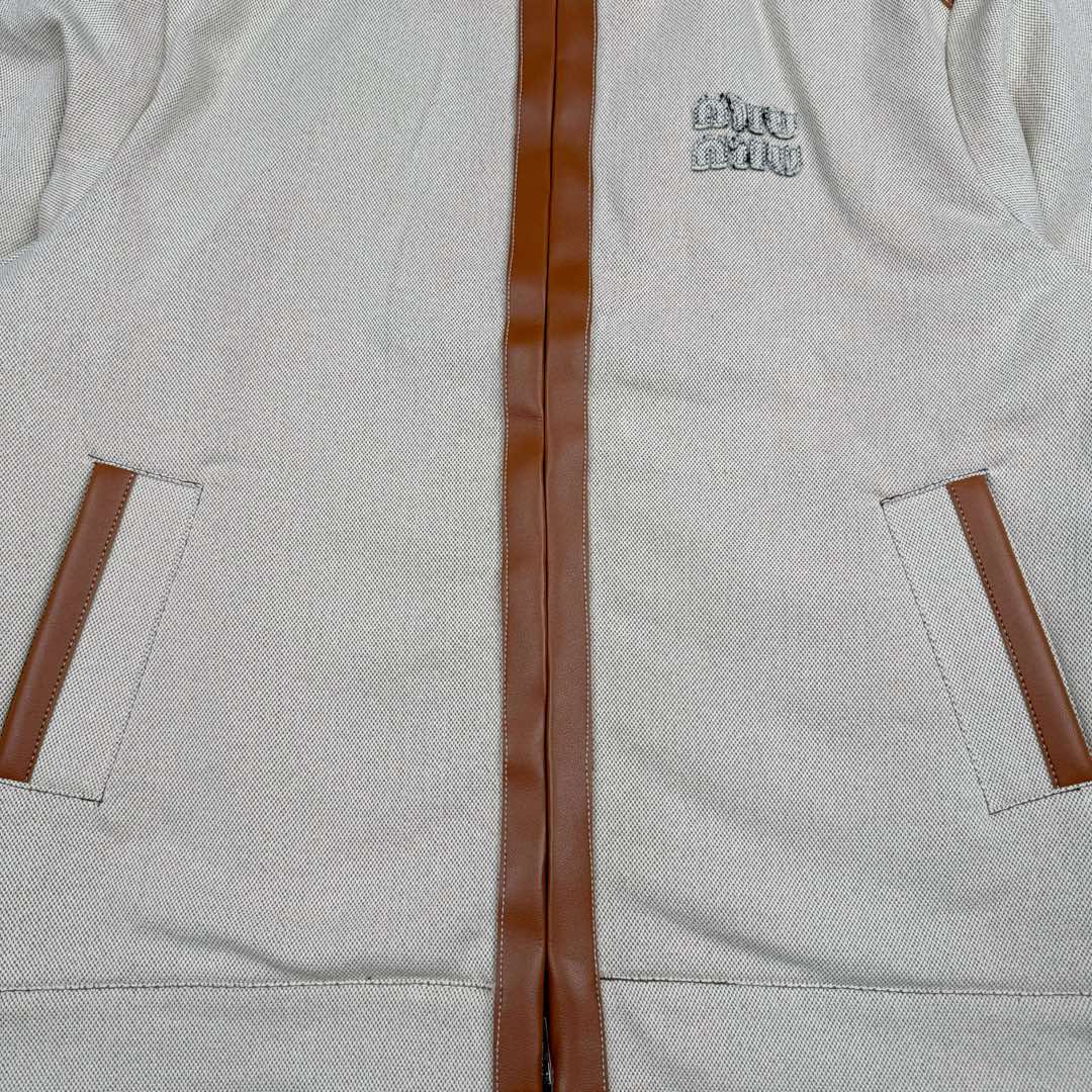 图片[8]-＃GD广顶 MIU MIU SS24 缪缪拼色字母刺绣拉链长袖夹克 米色 Miu Miu由Prada集团第三代掌门人Miuccia Prada于1992年在意大利米兰创立。它率性且充满实验风格，与Prada是同一设计理念的另一种表达方式，注重优雅精致且不乏趣味，将女性气质发挥到极致。通过成衣、皮具、眼镜、具备突破意义的广告大片，及有独特视角的女人的故事短片系列，使品牌呈现了现代女性的多面特质。尺码：36 38 40 42 44 46-选品中心