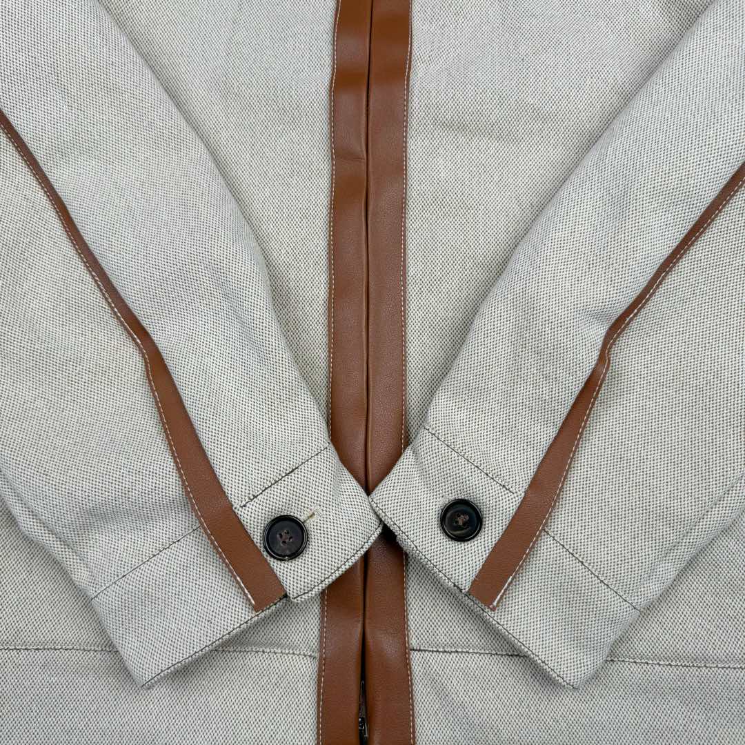 图片[9]-＃GD广顶 MIU MIU SS24 缪缪拼色字母刺绣拉链长袖夹克 米色 Miu Miu由Prada集团第三代掌门人Miuccia Prada于1992年在意大利米兰创立。它率性且充满实验风格，与Prada是同一设计理念的另一种表达方式，注重优雅精致且不乏趣味，将女性气质发挥到极致。通过成衣、皮具、眼镜、具备突破意义的广告大片，及有独特视角的女人的故事短片系列，使品牌呈现了现代女性的多面特质。尺码：36 38 40 42 44 46-选品中心