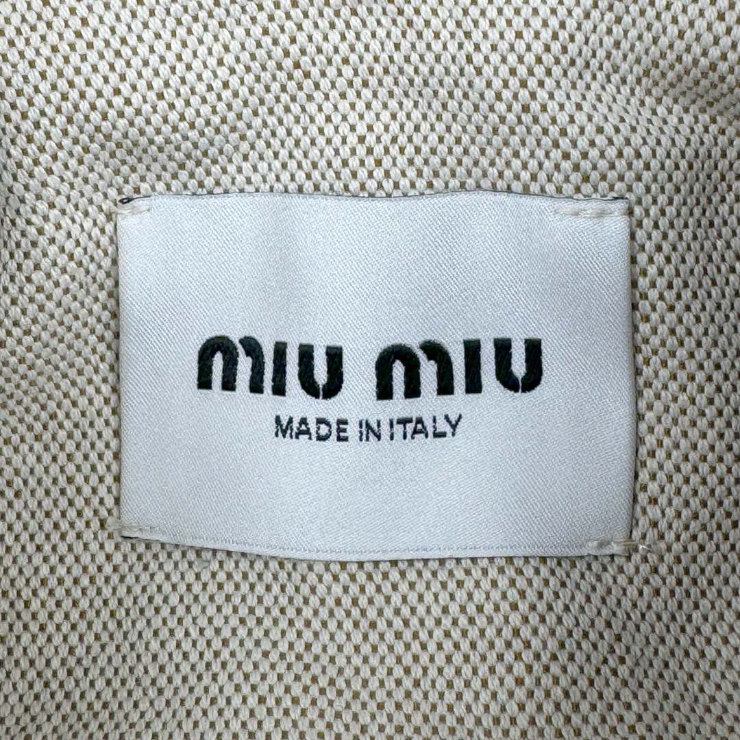 图片[13]-＃GD广顶 MIU MIU SS24 缪缪拼色字母刺绣拉链长袖夹克 米色 Miu Miu由Prada集团第三代掌门人Miuccia Prada于1992年在意大利米兰创立。它率性且充满实验风格，与Prada是同一设计理念的另一种表达方式，注重优雅精致且不乏趣味，将女性气质发挥到极致。通过成衣、皮具、眼镜、具备突破意义的广告大片，及有独特视角的女人的故事短片系列，使品牌呈现了现代女性的多面特质。尺码：36 38 40 42 44 46-选品中心