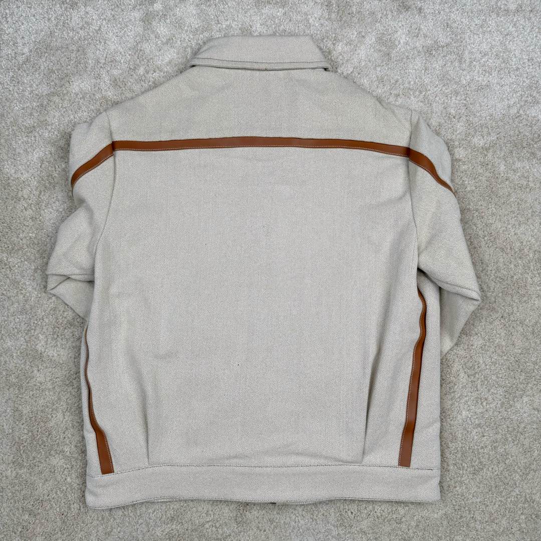 图片[3]-＃GD广顶 MIU MIU SS24 缪缪拼色字母刺绣拉链长袖夹克 米色 Miu Miu由Prada集团第三代掌门人Miuccia Prada于1992年在意大利米兰创立。它率性且充满实验风格，与Prada是同一设计理念的另一种表达方式，注重优雅精致且不乏趣味，将女性气质发挥到极致。通过成衣、皮具、眼镜、具备突破意义的广告大片，及有独特视角的女人的故事短片系列，使品牌呈现了现代女性的多面特质。尺码：36 38 40 42 44 46-选品中心