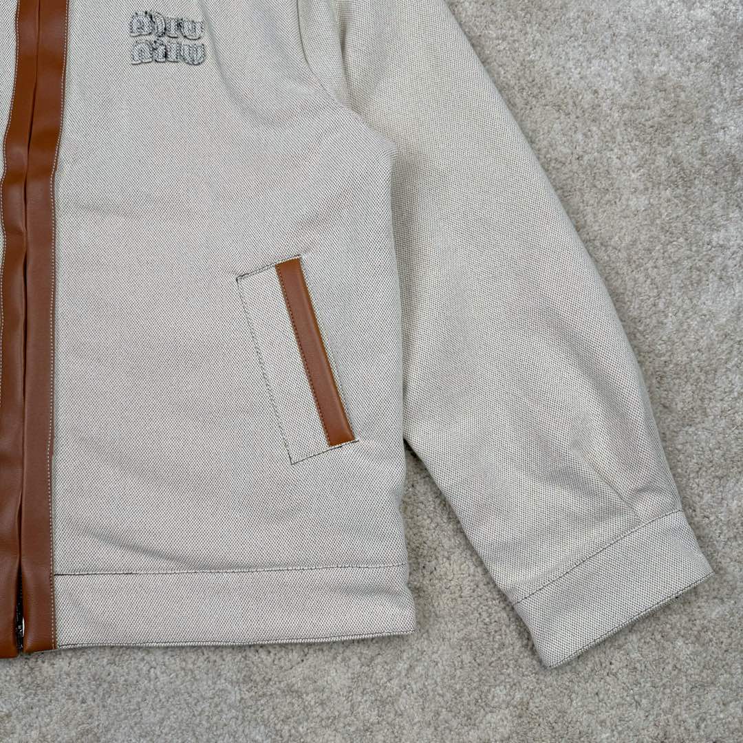 图片[7]-＃GD广顶 MIU MIU SS24 缪缪拼色字母刺绣拉链长袖夹克 米色 Miu Miu由Prada集团第三代掌门人Miuccia Prada于1992年在意大利米兰创立。它率性且充满实验风格，与Prada是同一设计理念的另一种表达方式，注重优雅精致且不乏趣味，将女性气质发挥到极致。通过成衣、皮具、眼镜、具备突破意义的广告大片，及有独特视角的女人的故事短片系列，使品牌呈现了现代女性的多面特质。尺码：36 38 40 42 44 46-选品中心