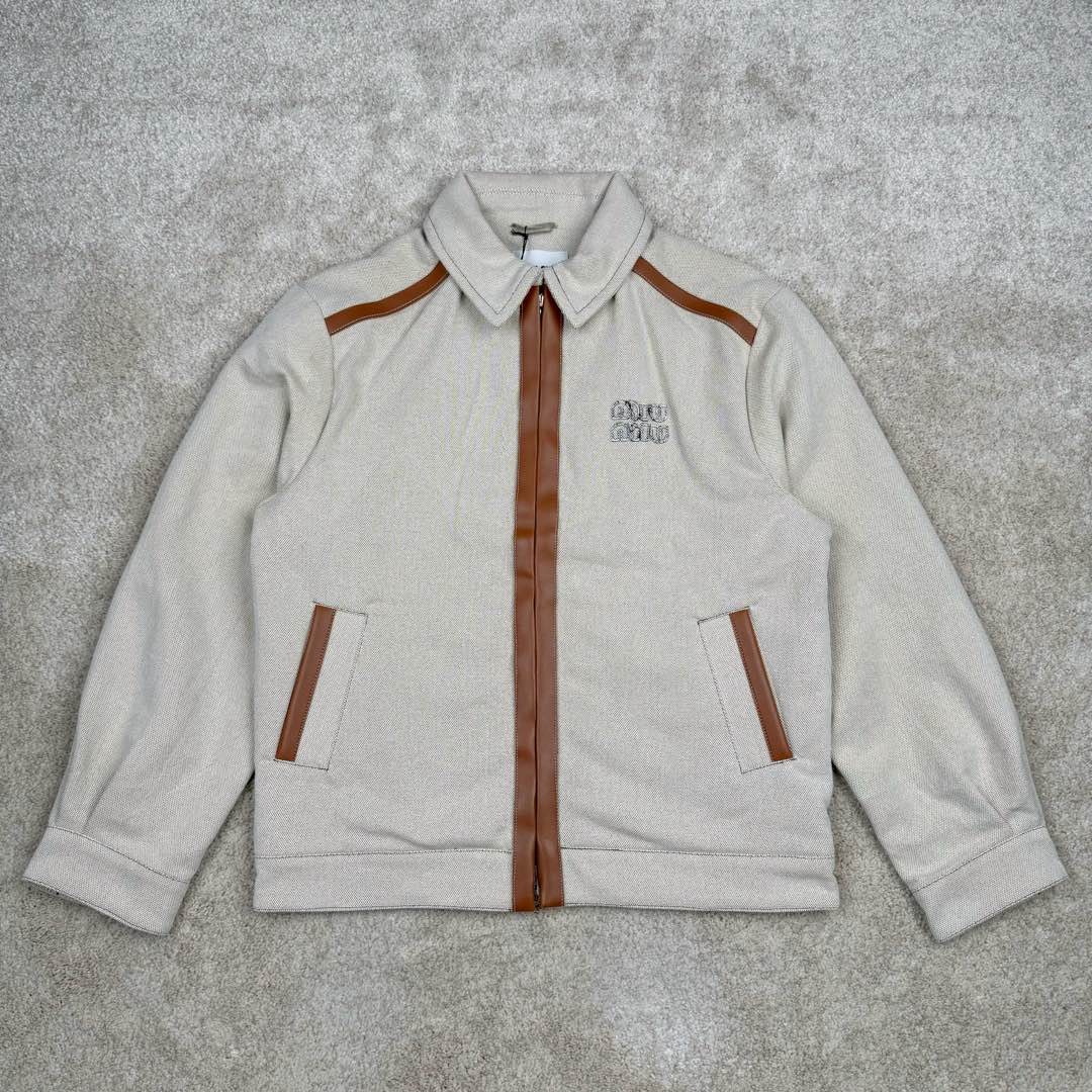 ＃GD广顶 MIU MIU SS24 缪缪拼色字母刺绣拉链长袖夹克 米色 Miu Miu由Prada集团第三代掌门人Miuccia Prada于1992年在意大利米兰创立。它率性且充满实验风格，与Prada是同一设计理念的另一种表达方式，注重优雅精致且不乏趣味，将女性气质发挥到极致。通过成衣、皮具、眼镜、具备突破意义的广告大片，及有独特视角的女人的故事短片系列，使品牌呈现了现代女性的多面特质。尺码：36 38 40 42 44 46-选品中心