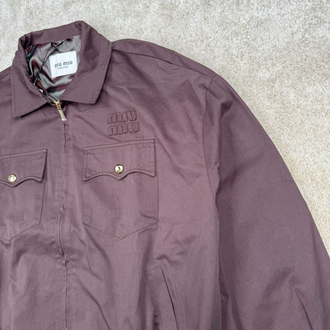 图片[8]-＃GD广顶 MIU MIU 缪缪哈林顿字母Logo刺绣尖领拉链长袖外套夹克 男女同款 棕色 面料定制全精梳棉斜纹帆布，面料非常硬挺挺括，纽扣定制开模1.8大小（市场货用的通货1.6大小的）定制miumiu御用opti拉链，袖口螺纹和下摆螺纹非常紧致，市场货松垮！里布采用日本宾霸里布，成分100%铜氨纤维（这个里布价格可以自行查询比主布还贵！）尺码：36 38 40 42-选品中心