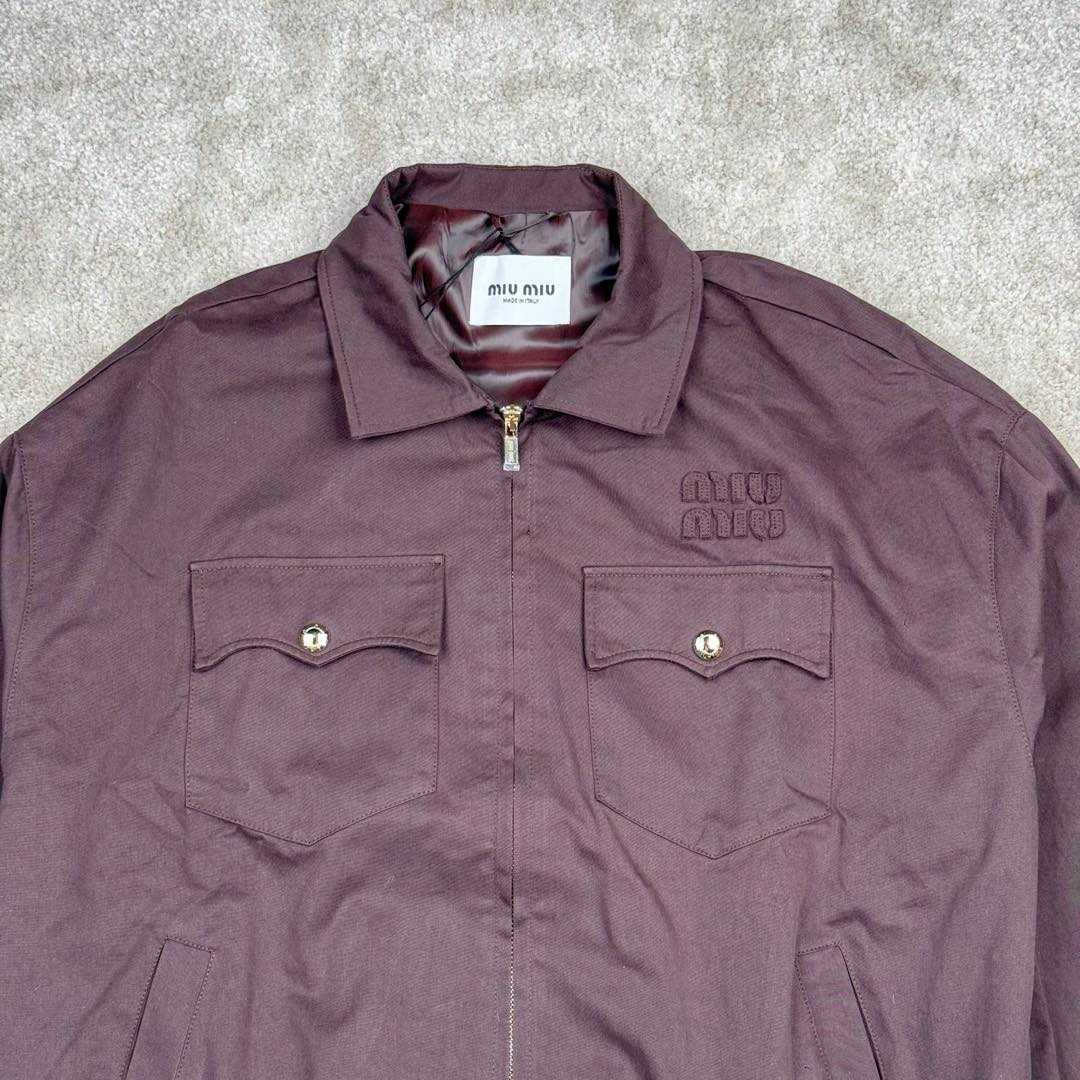 图片[4]-＃GD广顶 MIU MIU 缪缪哈林顿字母Logo刺绣尖领拉链长袖外套夹克 男女同款 棕色 面料定制全精梳棉斜纹帆布，面料非常硬挺挺括，纽扣定制开模1.8大小（市场货用的通货1.6大小的）定制miumiu御用opti拉链，袖口螺纹和下摆螺纹非常紧致，市场货松垮！里布采用日本宾霸里布，成分100%铜氨纤维（这个里布价格可以自行查询比主布还贵！）尺码：36 38 40 42-选品中心