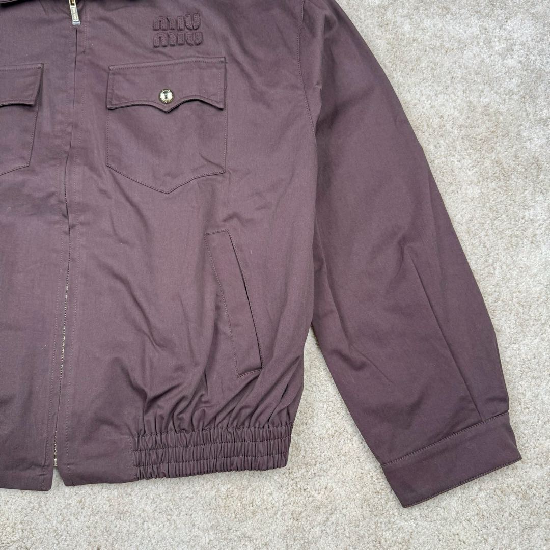 图片[6]-＃GD广顶 MIU MIU 缪缪哈林顿字母Logo刺绣尖领拉链长袖外套夹克 男女同款 棕色 面料定制全精梳棉斜纹帆布，面料非常硬挺挺括，纽扣定制开模1.8大小（市场货用的通货1.6大小的）定制miumiu御用opti拉链，袖口螺纹和下摆螺纹非常紧致，市场货松垮！里布采用日本宾霸里布，成分100%铜氨纤维（这个里布价格可以自行查询比主布还贵！）尺码：36 38 40 42-选品中心