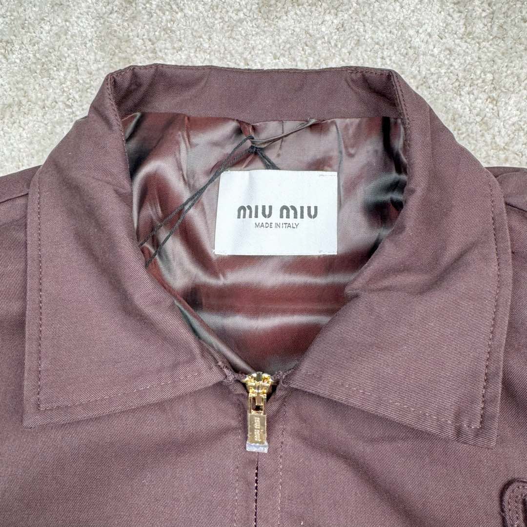 图片[10]-＃GD广顶 MIU MIU 缪缪哈林顿字母Logo刺绣尖领拉链长袖外套夹克 男女同款 棕色 面料定制全精梳棉斜纹帆布，面料非常硬挺挺括，纽扣定制开模1.8大小（市场货用的通货1.6大小的）定制miumiu御用opti拉链，袖口螺纹和下摆螺纹非常紧致，市场货松垮！里布采用日本宾霸里布，成分100%铜氨纤维（这个里布价格可以自行查询比主布还贵！）尺码：36 38 40 42-选品中心