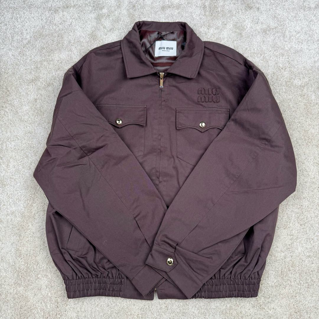 图片[2]-＃GD广顶 MIU MIU 缪缪哈林顿字母Logo刺绣尖领拉链长袖外套夹克 男女同款 棕色 面料定制全精梳棉斜纹帆布，面料非常硬挺挺括，纽扣定制开模1.8大小（市场货用的通货1.6大小的）定制miumiu御用opti拉链，袖口螺纹和下摆螺纹非常紧致，市场货松垮！里布采用日本宾霸里布，成分100%铜氨纤维（这个里布价格可以自行查询比主布还贵！）尺码：36 38 40 42-选品中心