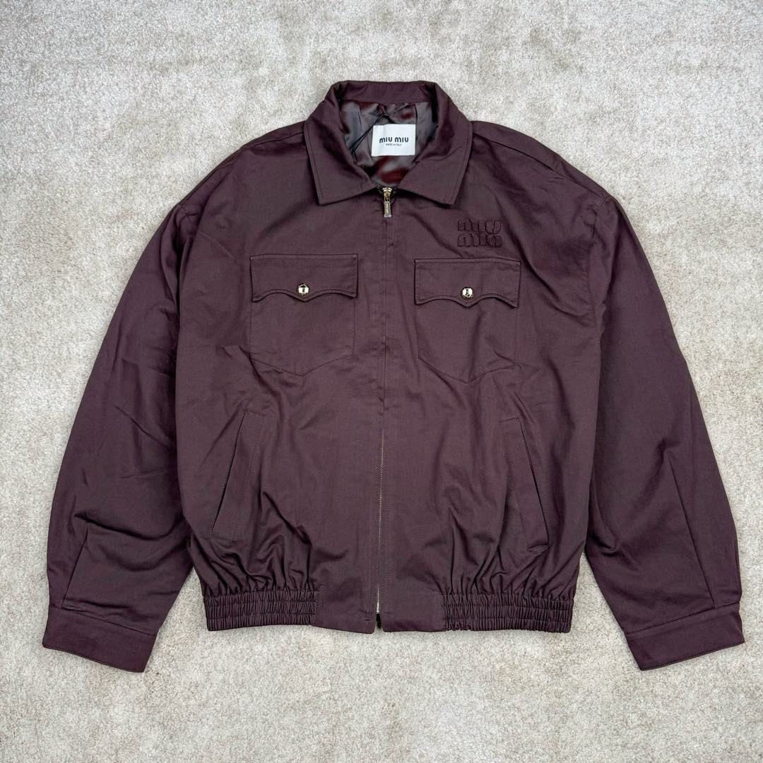 ＃GD广顶 MIU MIU 缪缪哈林顿字母Logo刺绣尖领拉链长袖外套夹克 男女同款 棕色 面料定制全精梳棉斜纹帆布，面料非常硬挺挺括，纽扣定制开模1.8大小（市场货用的通货1.6大小的）定制miumiu御用opti拉链，袖口螺纹和下摆螺纹非常紧致，市场货松垮！里布采用日本宾霸里布，成分100%铜氨纤维（这个里布价格可以自行查询比主布还贵！）尺码：36 38 40 42-选品中心