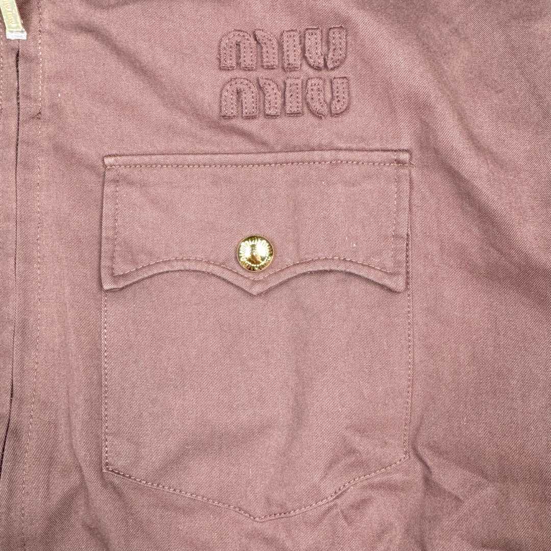 图片[9]-＃GD广顶 MIU MIU 缪缪哈林顿字母Logo刺绣尖领拉链长袖外套夹克 男女同款 棕色 面料定制全精梳棉斜纹帆布，面料非常硬挺挺括，纽扣定制开模1.8大小（市场货用的通货1.6大小的）定制miumiu御用opti拉链，袖口螺纹和下摆螺纹非常紧致，市场货松垮！里布采用日本宾霸里布，成分100%铜氨纤维（这个里布价格可以自行查询比主布还贵！）尺码：36 38 40 42-选品中心