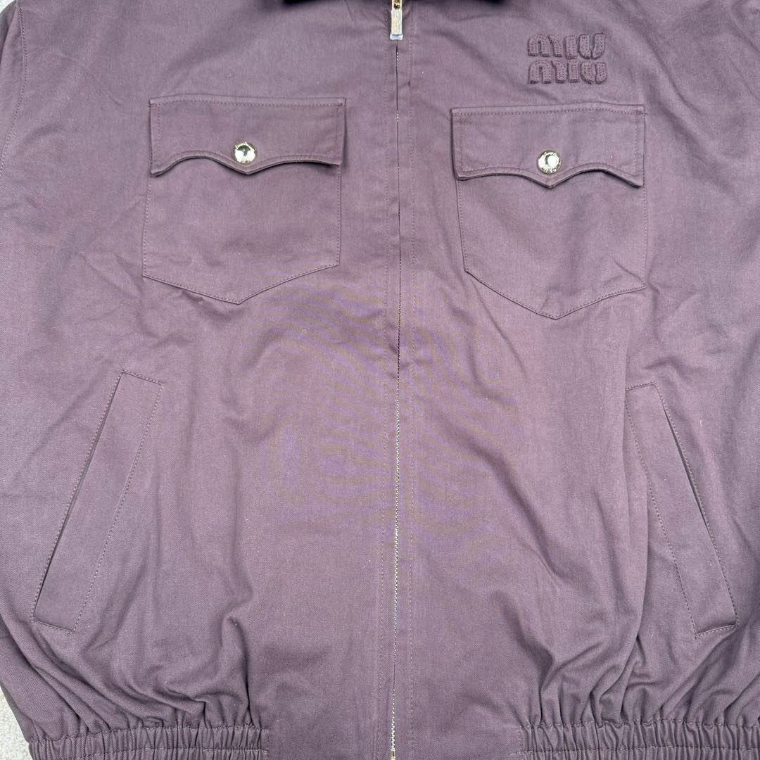 图片[7]-＃GD广顶 MIU MIU 缪缪哈林顿字母Logo刺绣尖领拉链长袖外套夹克 男女同款 棕色 面料定制全精梳棉斜纹帆布，面料非常硬挺挺括，纽扣定制开模1.8大小（市场货用的通货1.6大小的）定制miumiu御用opti拉链，袖口螺纹和下摆螺纹非常紧致，市场货松垮！里布采用日本宾霸里布，成分100%铜氨纤维（这个里布价格可以自行查询比主布还贵！）尺码：36 38 40 42-选品中心