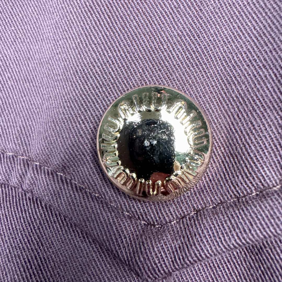 图片[11]-＃GD广顶 MIU MIU 缪缪哈林顿字母Logo刺绣尖领拉链长袖外套夹克 男女同款 棕色 面料定制全精梳棉斜纹帆布，面料非常硬挺挺括，纽扣定制开模1.8大小（市场货用的通货1.6大小的）定制miumiu御用opti拉链，袖口螺纹和下摆螺纹非常紧致，市场货松垮！里布采用日本宾霸里布，成分100%铜氨纤维（这个里布价格可以自行查询比主布还贵！）尺码：36 38 40 42-选品中心