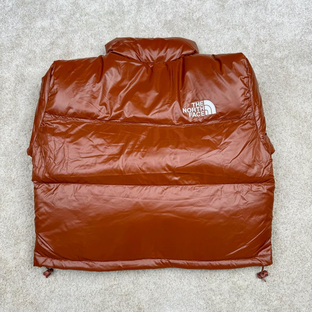 图片[3]-＃暖冬福利 THE NORTH FACE Nuptse 北面徽标Logo印花短款拼色立领含绒羽绒服 84肯豆詹娜同款 设计理念： The North Face\\\”的字面含义为山的最寒冷、最艰难一面。它也是The North Face\\\”的产品能够发挥功能的地方。 The North Face。一直致力支持去发现亲近自然。赞助探险家们去征服那些遥远的,人类尚不可触及的角落。 The North Face\\\”的标识,取自于美国Yosemite优胜美地国家公园内的半圆页山Half Dome,这也是等岩爱好者们擎爬花岗石的终极目标。 面料+特点： ✅三格采用RDS认证高品质700高蓬松鹅绒填充，保暖性能更出色，轻便不厚重，压缩后的蓬松度恢复特别好 ✅ 全新进口百灵达绣花机定制万针电绣，采用进口7号针，进口绣线，保证每宇饱满、立体、清晰，可称最贵绣标！ ✅拉链采用吉田YKK原厂定制，刻字清晰，质感完美顺滑，9000品质顶级ZP拉链 ✅340T高端羽绒服防跑绒材料 ✅高腰超短款设计，上身很精致，拒绝臃肿的冬天 ✅整体成衣轻便保暖，凸显大长腿 工艺： 这款其实是Nuse 2 Vintage肯豆同款，实在是太火了，各明星网红穿搭爆款配合高腰裤显腿长 最适合女生穿搭的北面羽绒服，三格采用RDS认证高品质700高蓬松鹅绒填充，保暖性能更出色，轻便不厚重，压缩后的蓬松度恢复特别好，全新进口百灵达绣花机定制万针电绣，采用进口7号针，进口绣线，保证每宇饱满、立体、清晰。短款才是今年的yyds 上身超级酷。 尺码：S M L-选品中心