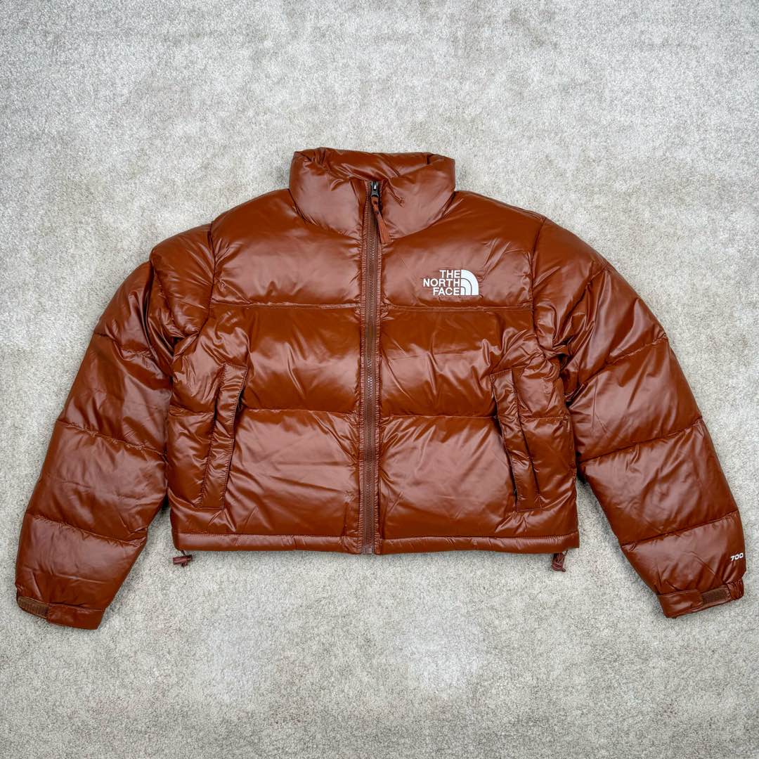 ＃暖冬福利 THE NORTH FACE Nuptse 北面徽标Logo印花短款拼色立领含绒羽绒服 84肯豆詹娜同款 设计理念： The North Face\\\