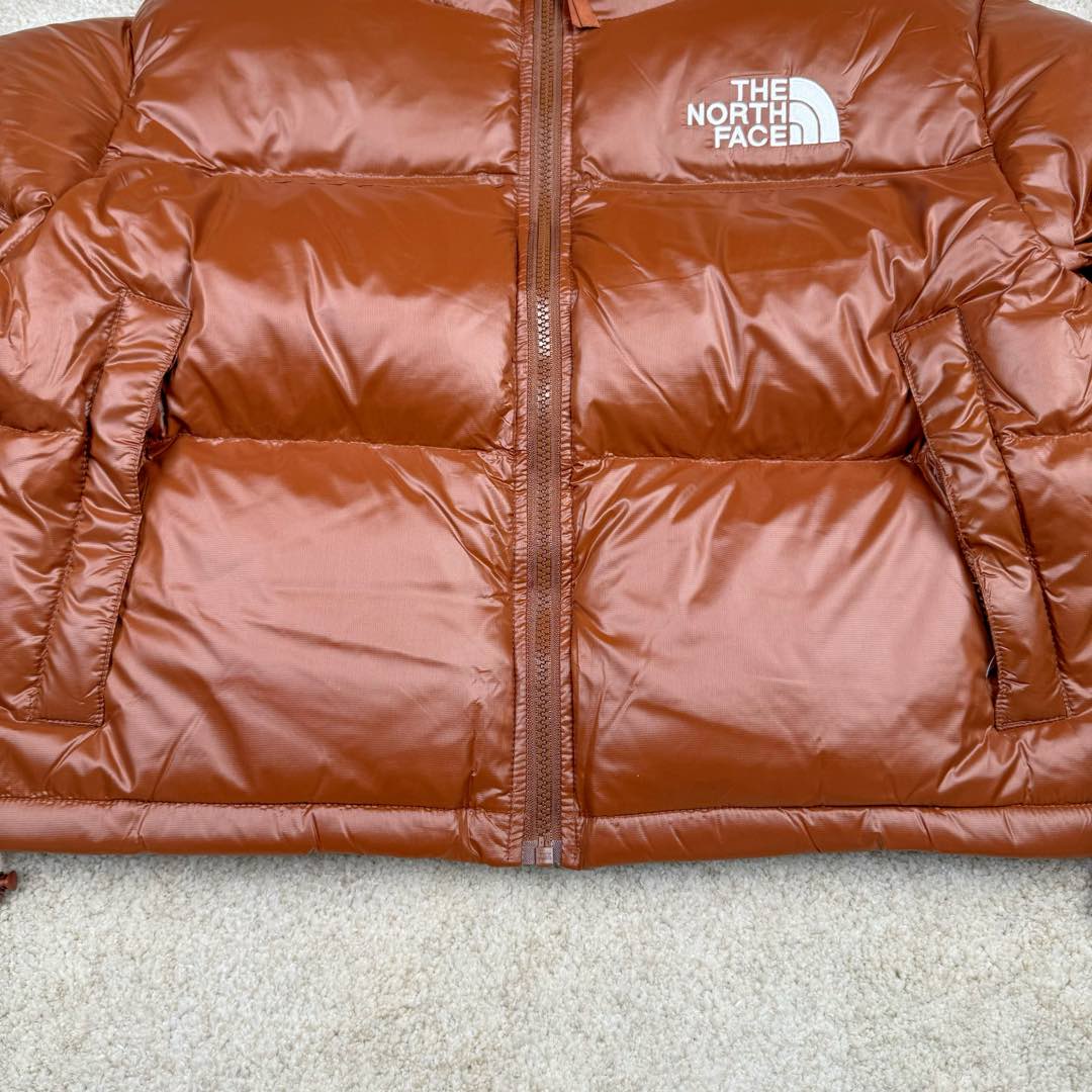 图片[7]-＃暖冬福利 THE NORTH FACE Nuptse 北面徽标Logo印花短款拼色立领含绒羽绒服 84肯豆詹娜同款 设计理念： The North Face\\\”的字面含义为山的最寒冷、最艰难一面。它也是The North Face\\\”的产品能够发挥功能的地方。 The North Face。一直致力支持去发现亲近自然。赞助探险家们去征服那些遥远的,人类尚不可触及的角落。 The North Face\\\”的标识,取自于美国Yosemite优胜美地国家公园内的半圆页山Half Dome,这也是等岩爱好者们擎爬花岗石的终极目标。 面料+特点： ✅三格采用RDS认证高品质700高蓬松鹅绒填充，保暖性能更出色，轻便不厚重，压缩后的蓬松度恢复特别好 ✅ 全新进口百灵达绣花机定制万针电绣，采用进口7号针，进口绣线，保证每宇饱满、立体、清晰，可称最贵绣标！ ✅拉链采用吉田YKK原厂定制，刻字清晰，质感完美顺滑，9000品质顶级ZP拉链 ✅340T高端羽绒服防跑绒材料 ✅高腰超短款设计，上身很精致，拒绝臃肿的冬天 ✅整体成衣轻便保暖，凸显大长腿 工艺： 这款其实是Nuse 2 Vintage肯豆同款，实在是太火了，各明星网红穿搭爆款配合高腰裤显腿长 最适合女生穿搭的北面羽绒服，三格采用RDS认证高品质700高蓬松鹅绒填充，保暖性能更出色，轻便不厚重，压缩后的蓬松度恢复特别好，全新进口百灵达绣花机定制万针电绣，采用进口7号针，进口绣线，保证每宇饱满、立体、清晰。短款才是今年的yyds 上身超级酷。 尺码：S M L-选品中心