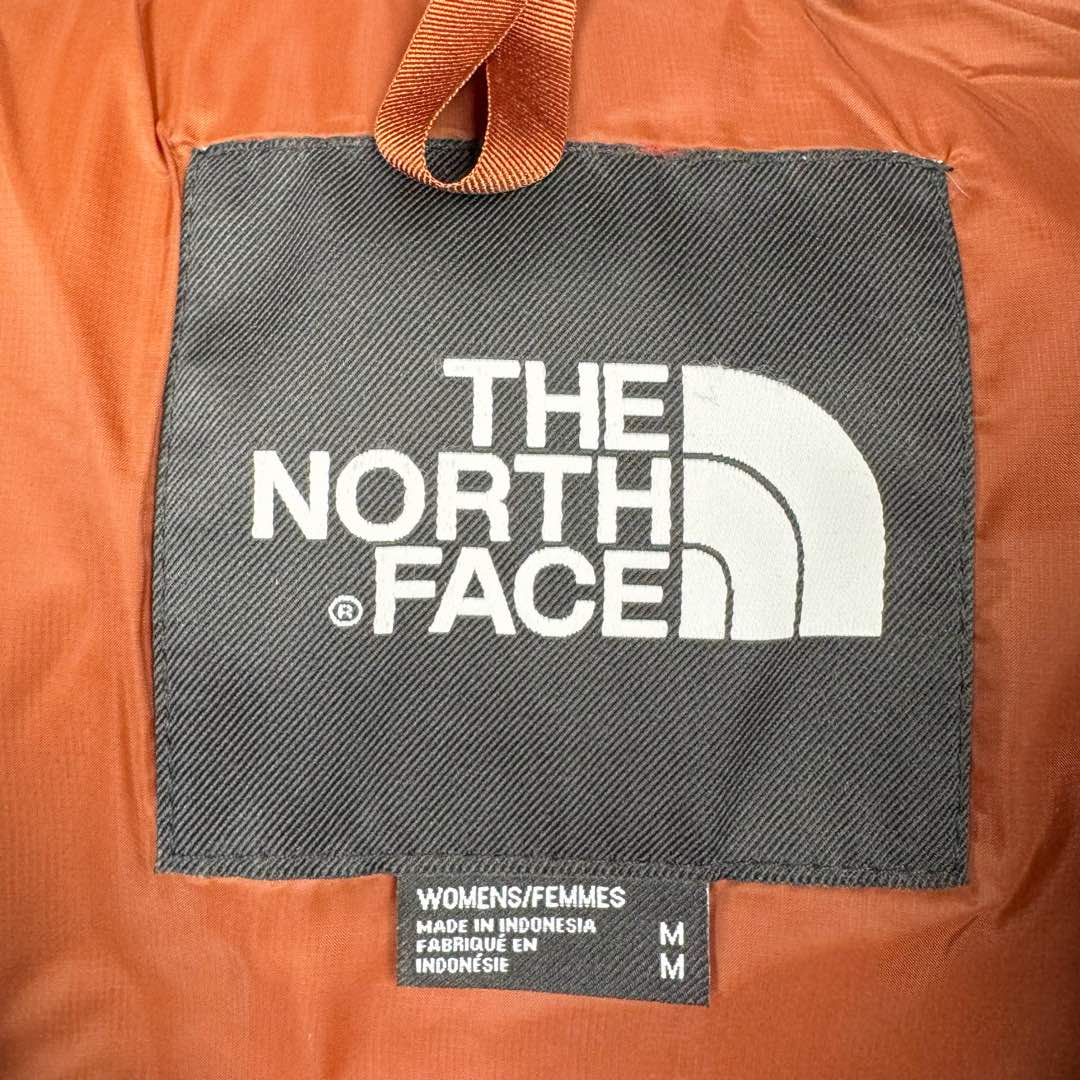 图片[12]-＃暖冬福利 THE NORTH FACE Nuptse 北面徽标Logo印花短款拼色立领含绒羽绒服 84肯豆詹娜同款 设计理念： The North Face\\\”的字面含义为山的最寒冷、最艰难一面。它也是The North Face\\\”的产品能够发挥功能的地方。 The North Face。一直致力支持去发现亲近自然。赞助探险家们去征服那些遥远的,人类尚不可触及的角落。 The North Face\\\”的标识,取自于美国Yosemite优胜美地国家公园内的半圆页山Half Dome,这也是等岩爱好者们擎爬花岗石的终极目标。 面料+特点： ✅三格采用RDS认证高品质700高蓬松鹅绒填充，保暖性能更出色，轻便不厚重，压缩后的蓬松度恢复特别好 ✅ 全新进口百灵达绣花机定制万针电绣，采用进口7号针，进口绣线，保证每宇饱满、立体、清晰，可称最贵绣标！ ✅拉链采用吉田YKK原厂定制，刻字清晰，质感完美顺滑，9000品质顶级ZP拉链 ✅340T高端羽绒服防跑绒材料 ✅高腰超短款设计，上身很精致，拒绝臃肿的冬天 ✅整体成衣轻便保暖，凸显大长腿 工艺： 这款其实是Nuse 2 Vintage肯豆同款，实在是太火了，各明星网红穿搭爆款配合高腰裤显腿长 最适合女生穿搭的北面羽绒服，三格采用RDS认证高品质700高蓬松鹅绒填充，保暖性能更出色，轻便不厚重，压缩后的蓬松度恢复特别好，全新进口百灵达绣花机定制万针电绣，采用进口7号针，进口绣线，保证每宇饱满、立体、清晰。短款才是今年的yyds 上身超级酷。 尺码：S M L-选品中心